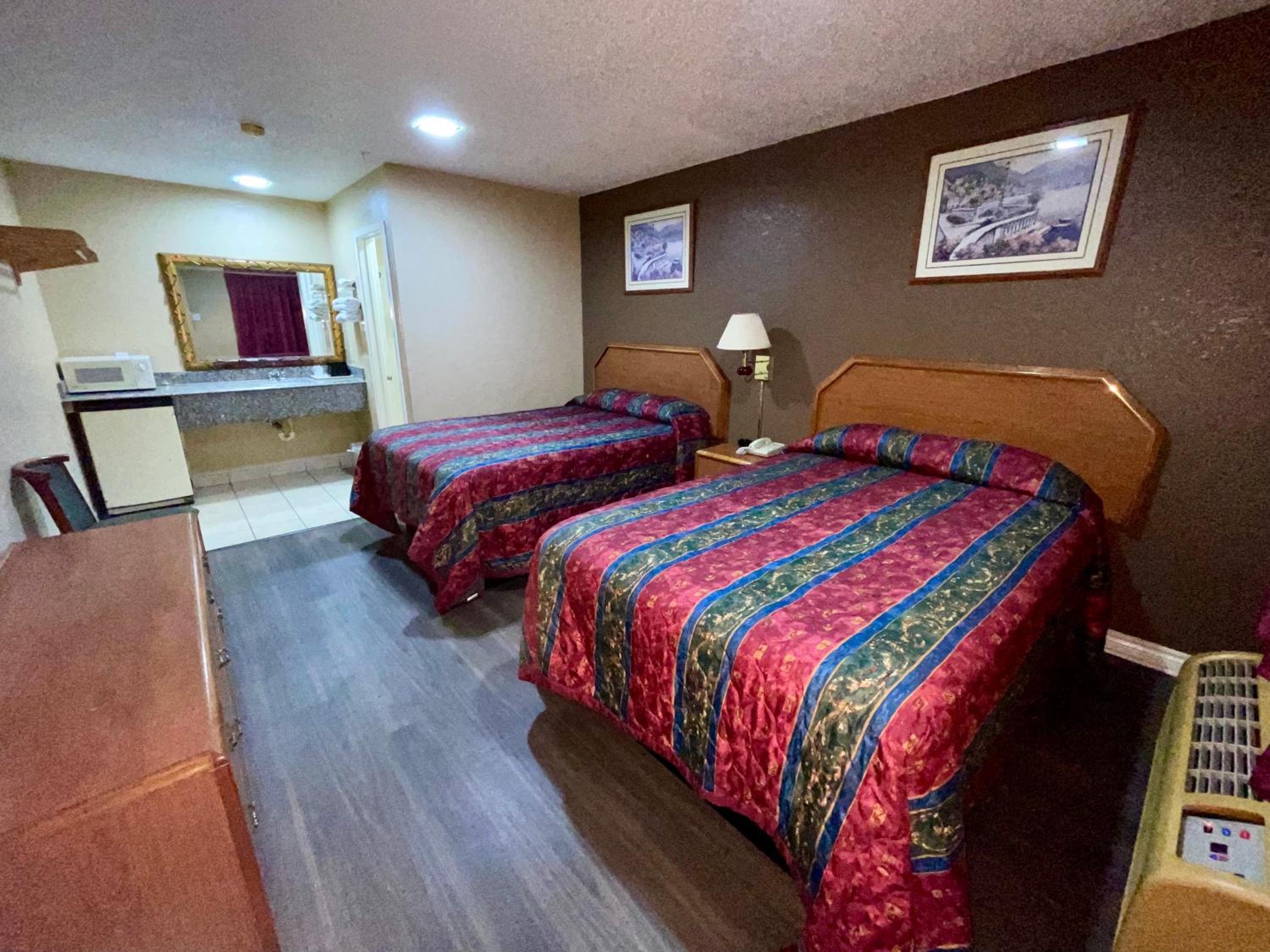 2 Queen Beds Non-Smoking - Photo 4