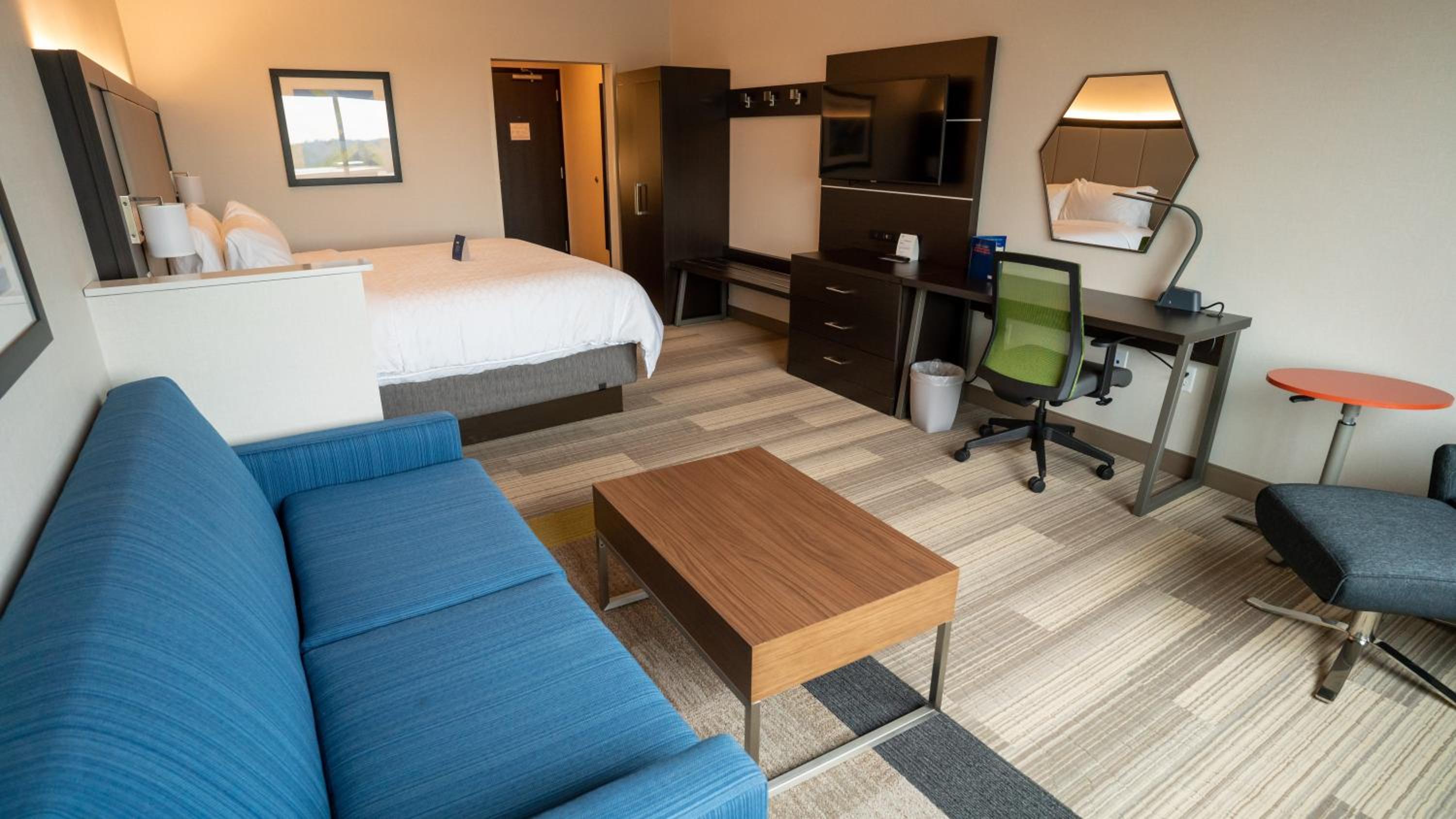 King Suite with Hearing Accessible Tub - Non-Smoking