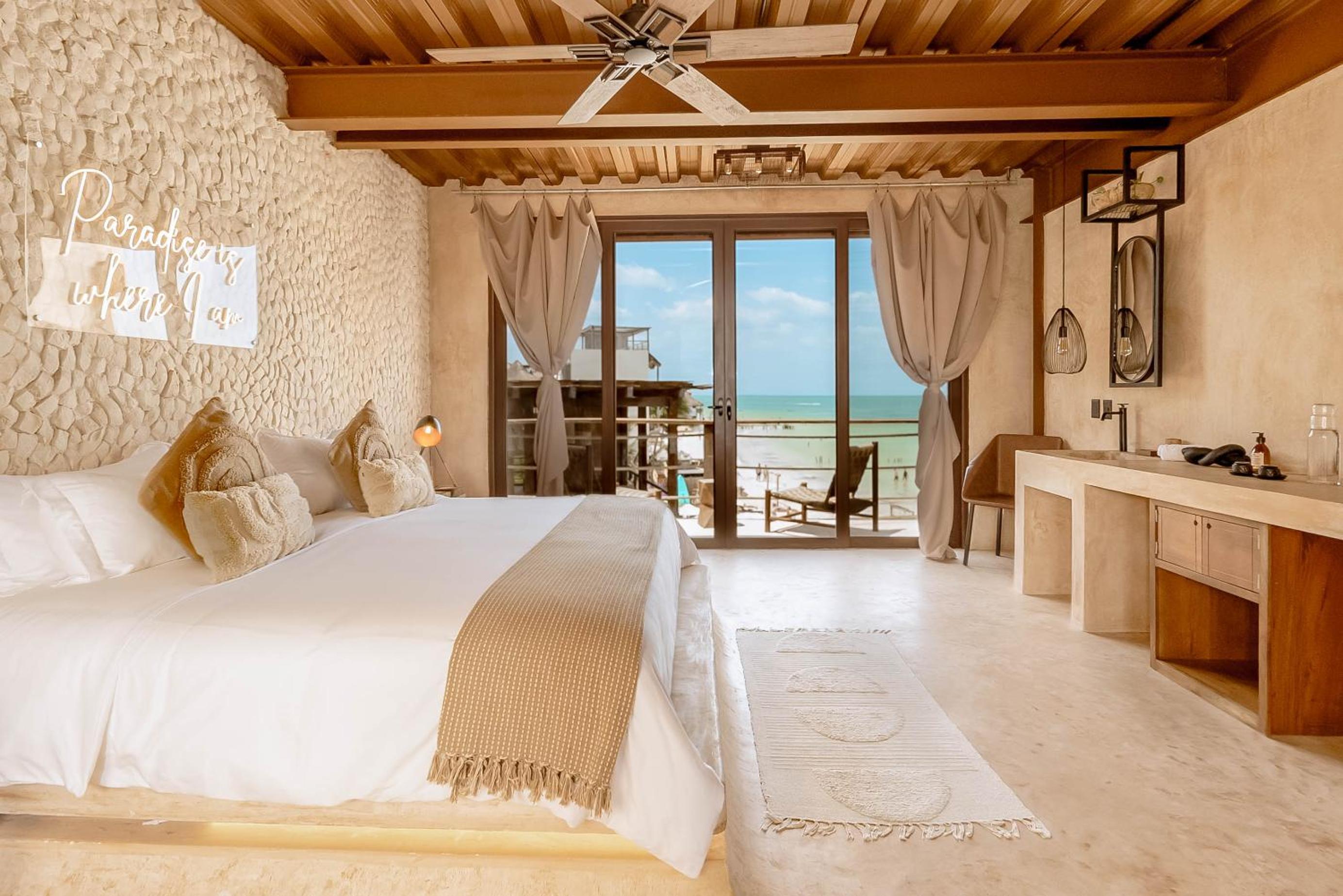 Deluxe Suite with Sea View - Photo 1