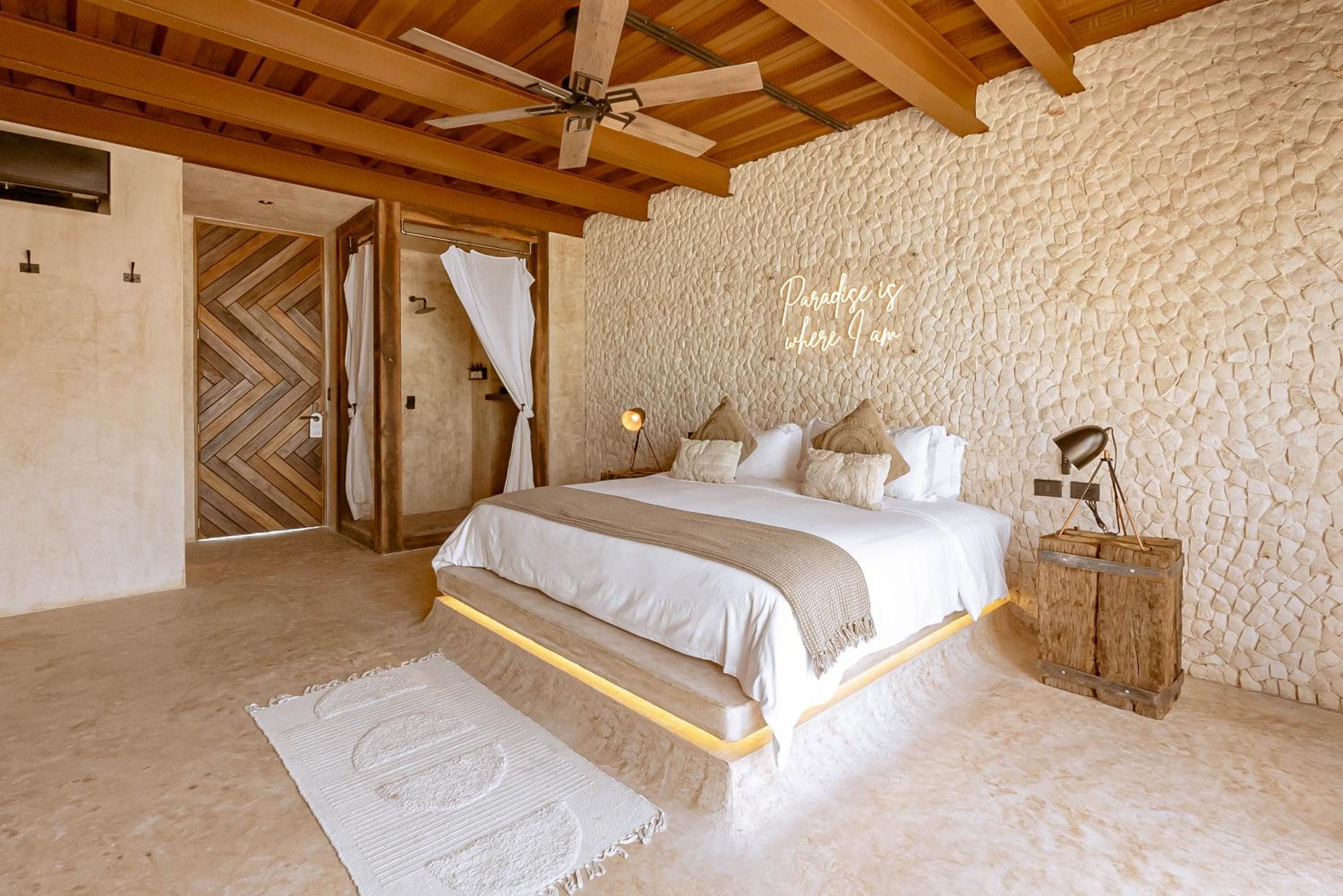 Deluxe Suite with Sea View - Photo 5