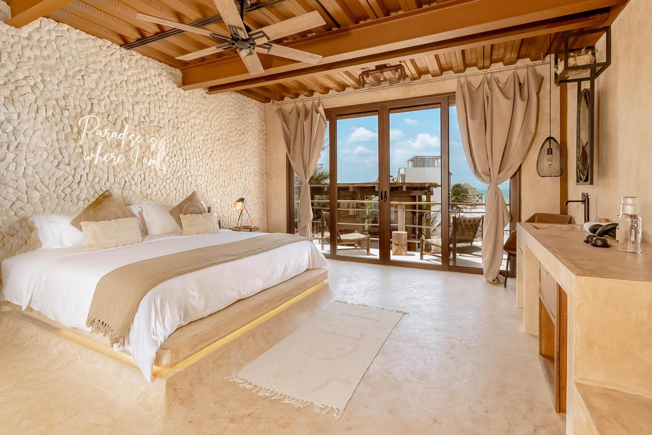 Deluxe Suite with Sea View - Photo 9