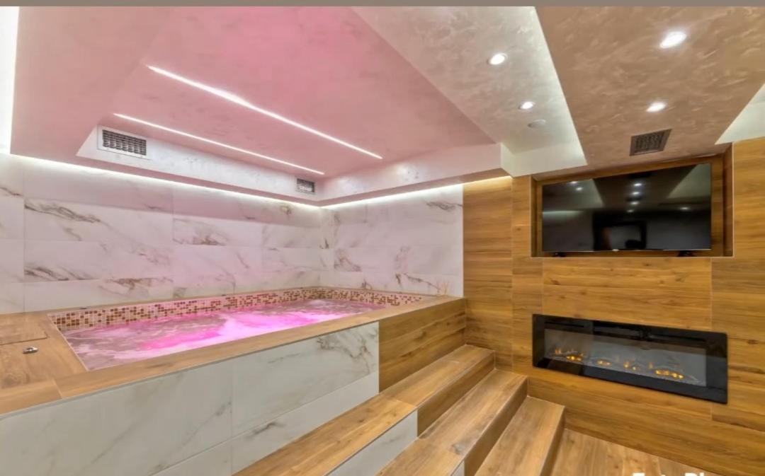 Three-Bedroom Apartment with Mountain View photo 3