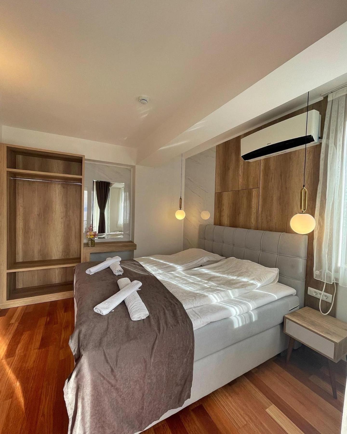 Apartment With Lake View photo 2