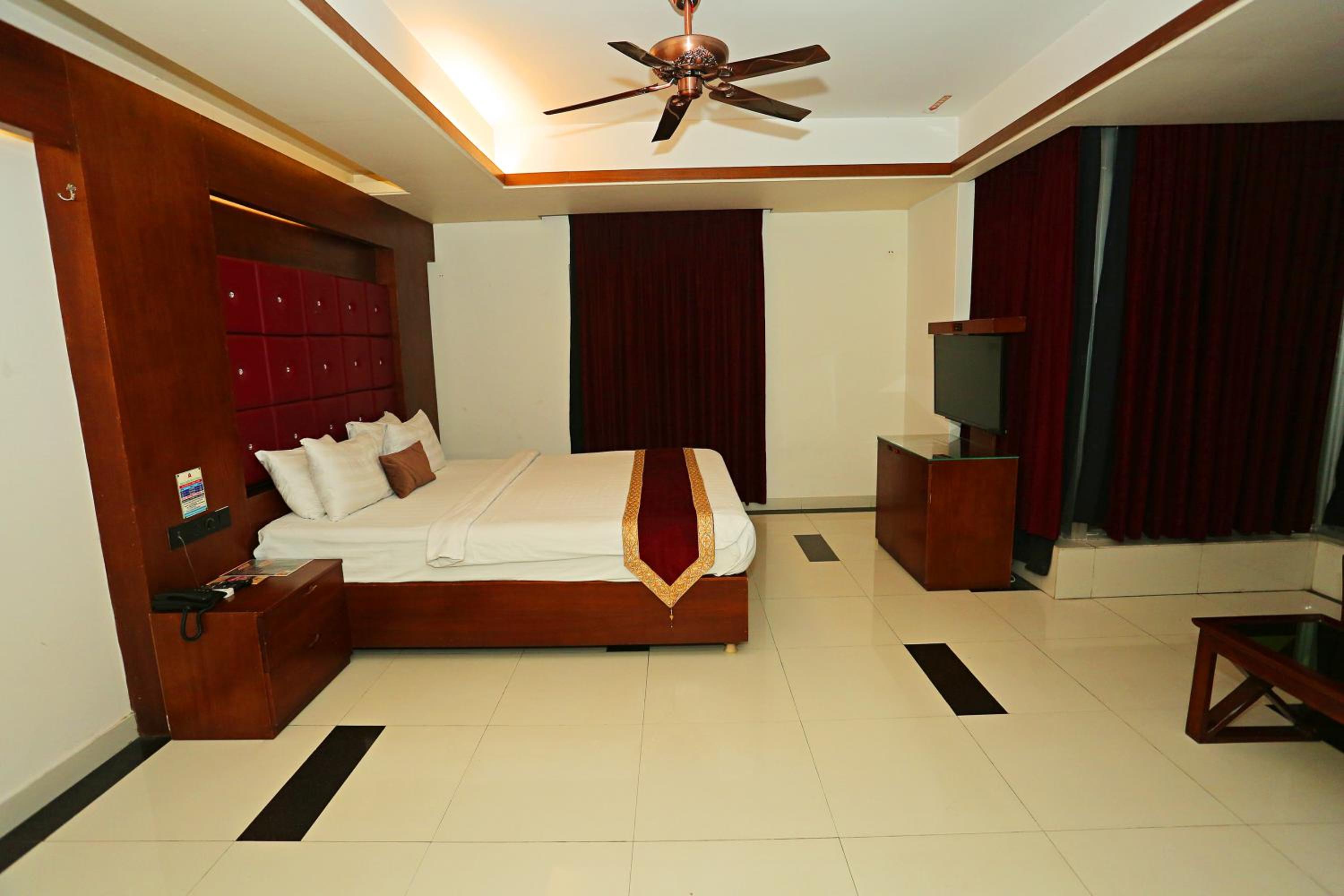Deluxe King Room photo 1