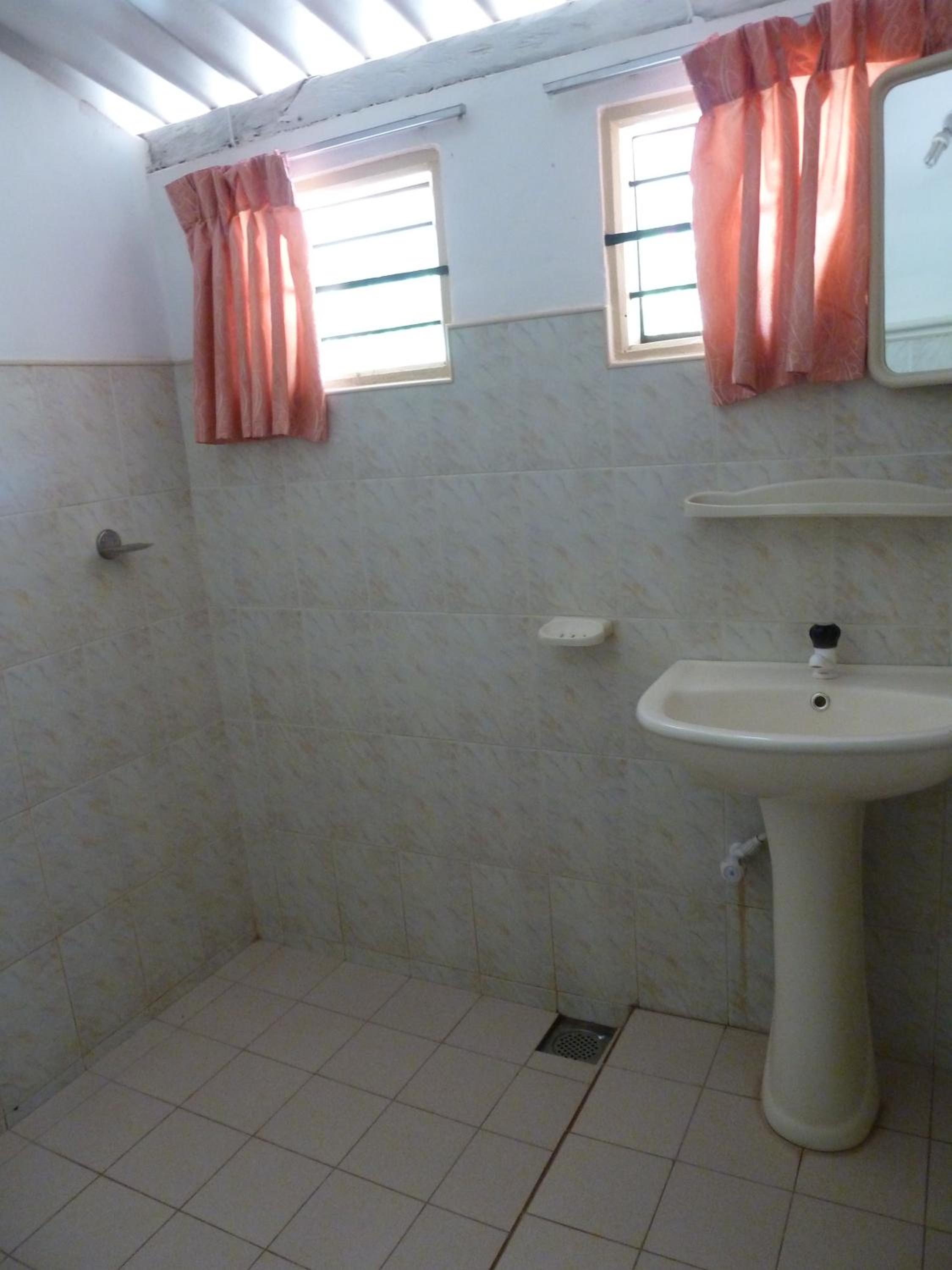 Budget Double Room with Shared Bathroom and Toilet photo 3