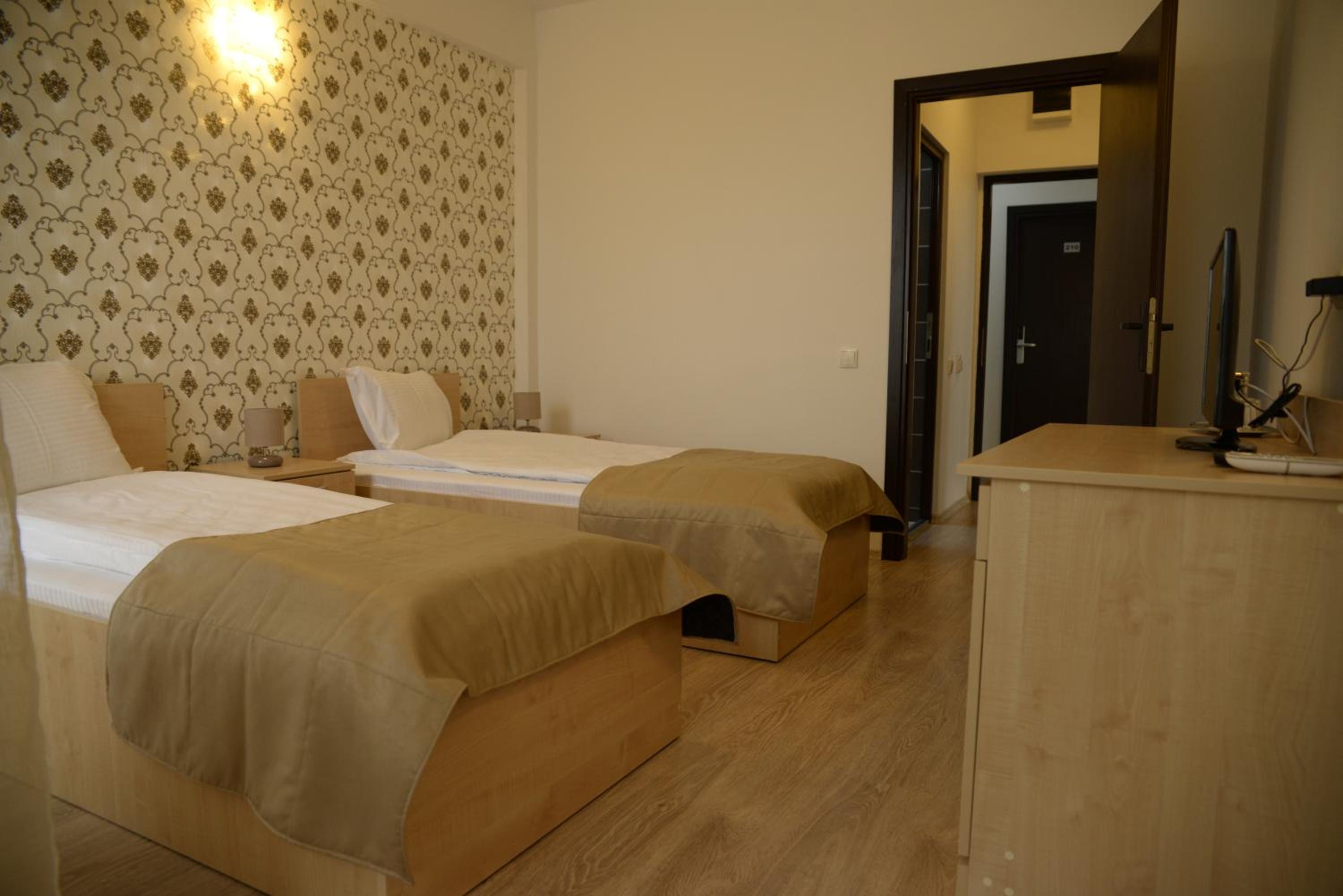 Twin Room with Balcony - Photo 4