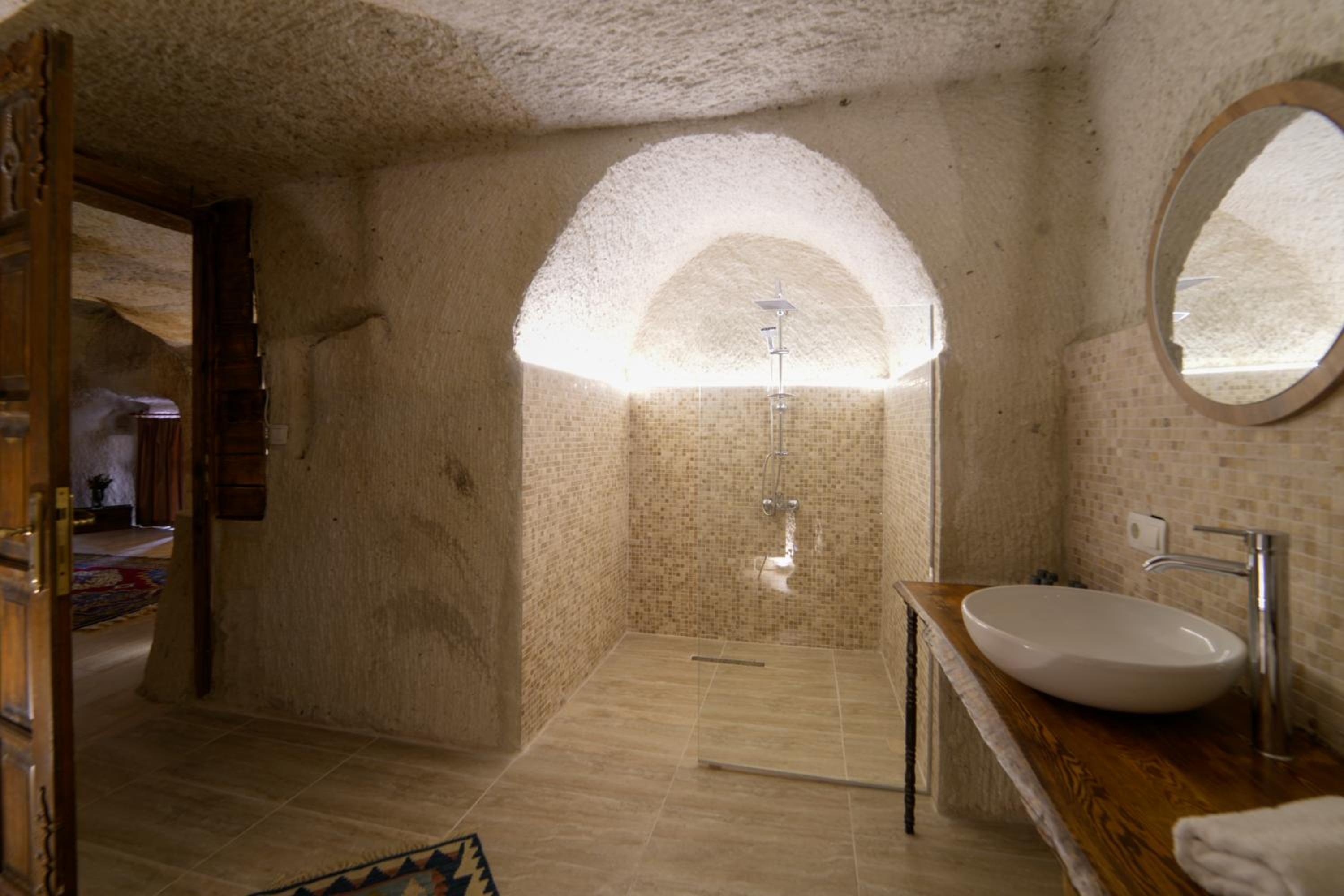 Deluxe Double Room with Bath - Photo 2