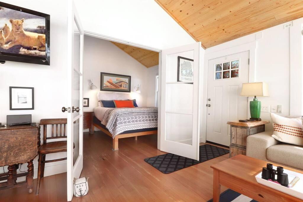 One-Bedroom House photo 1