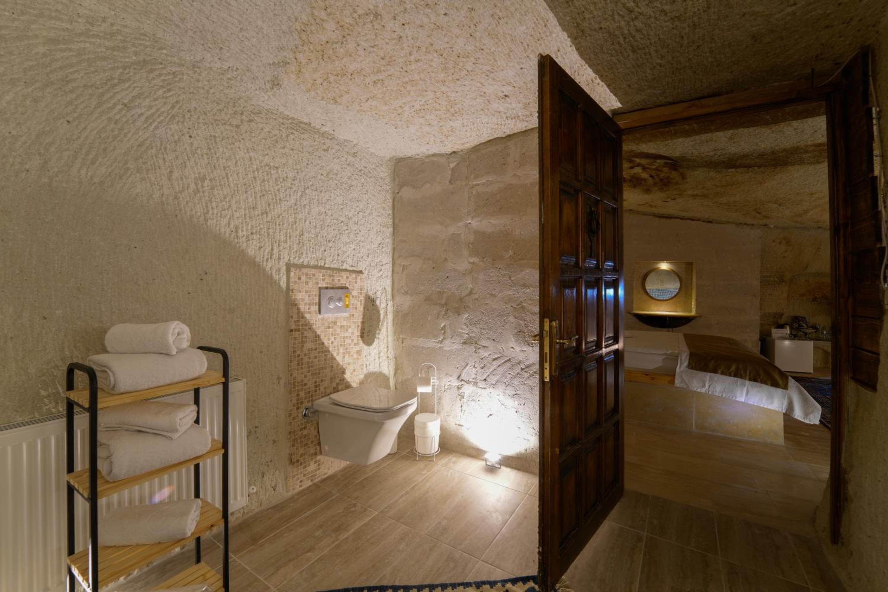 Deluxe Double Room with Bath - Photo 3