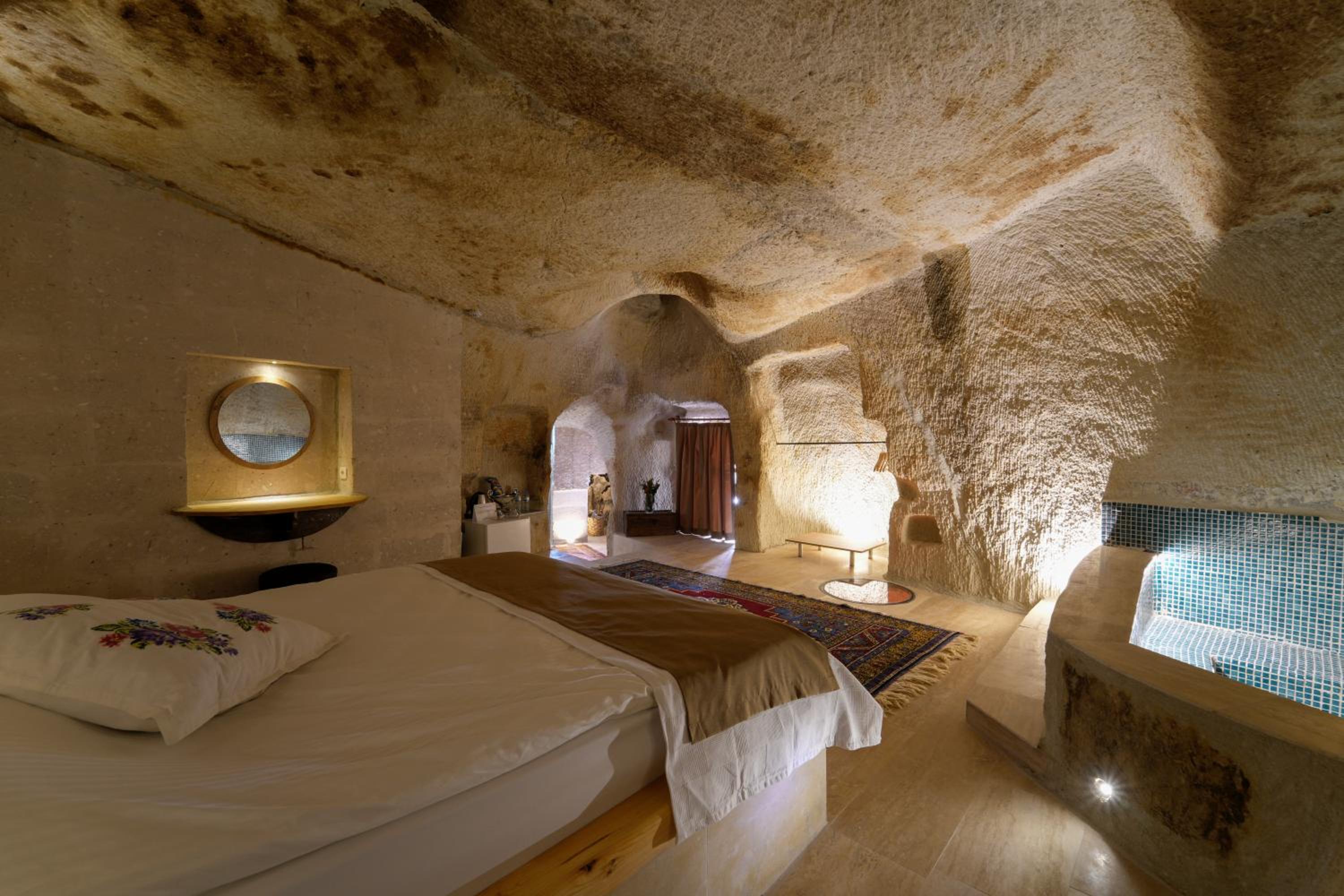 Deluxe Double Room with Bath - Photo 6