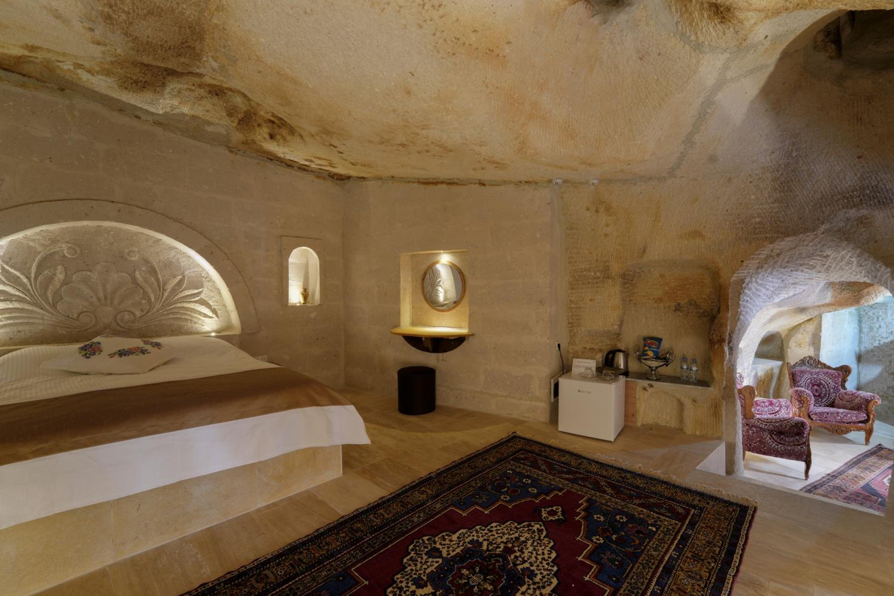 Deluxe Double Room with Bath - Photo 5