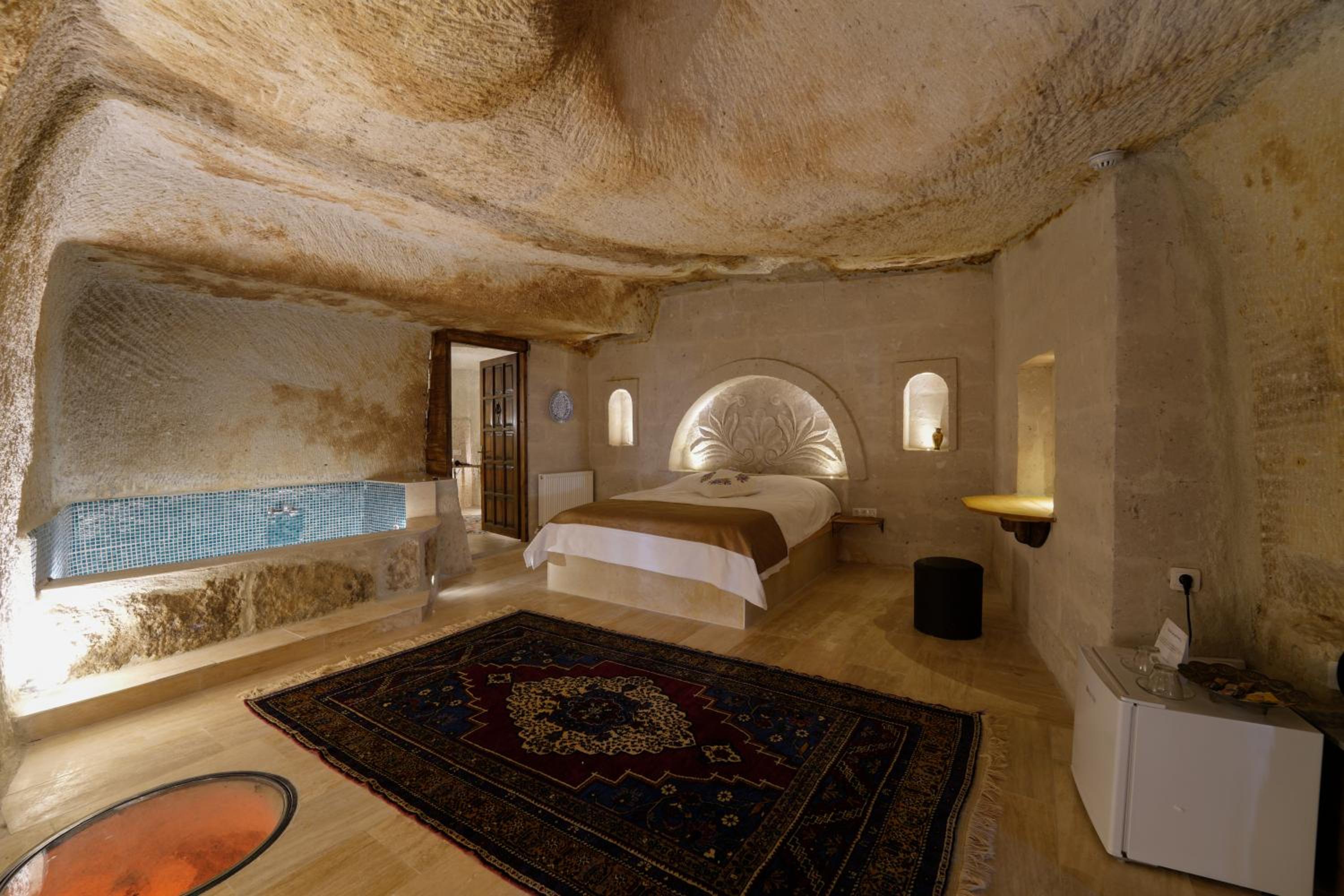 Deluxe Double Room with Bath - Photo 4