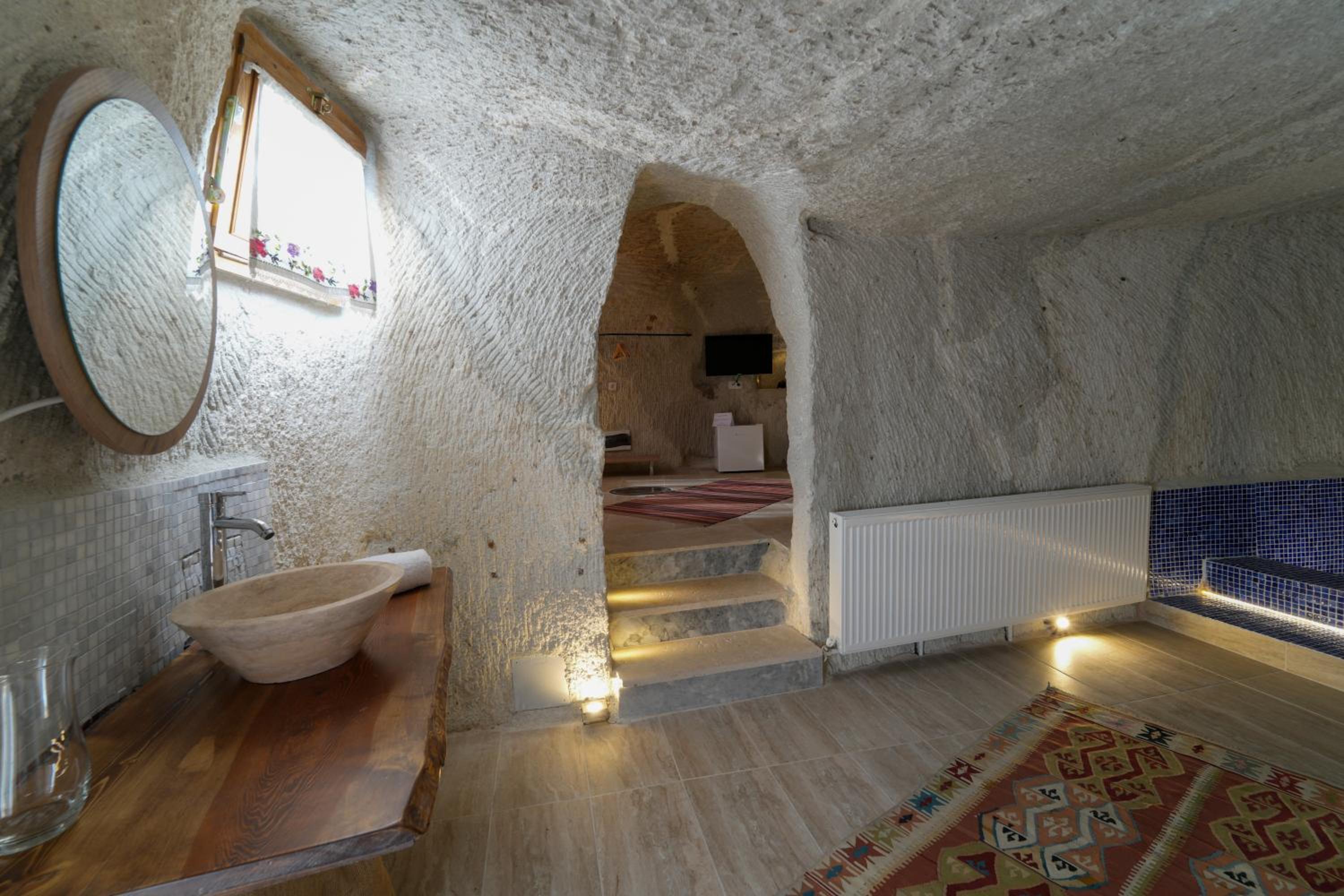 Deluxe Double Room with Bath - Photo 7