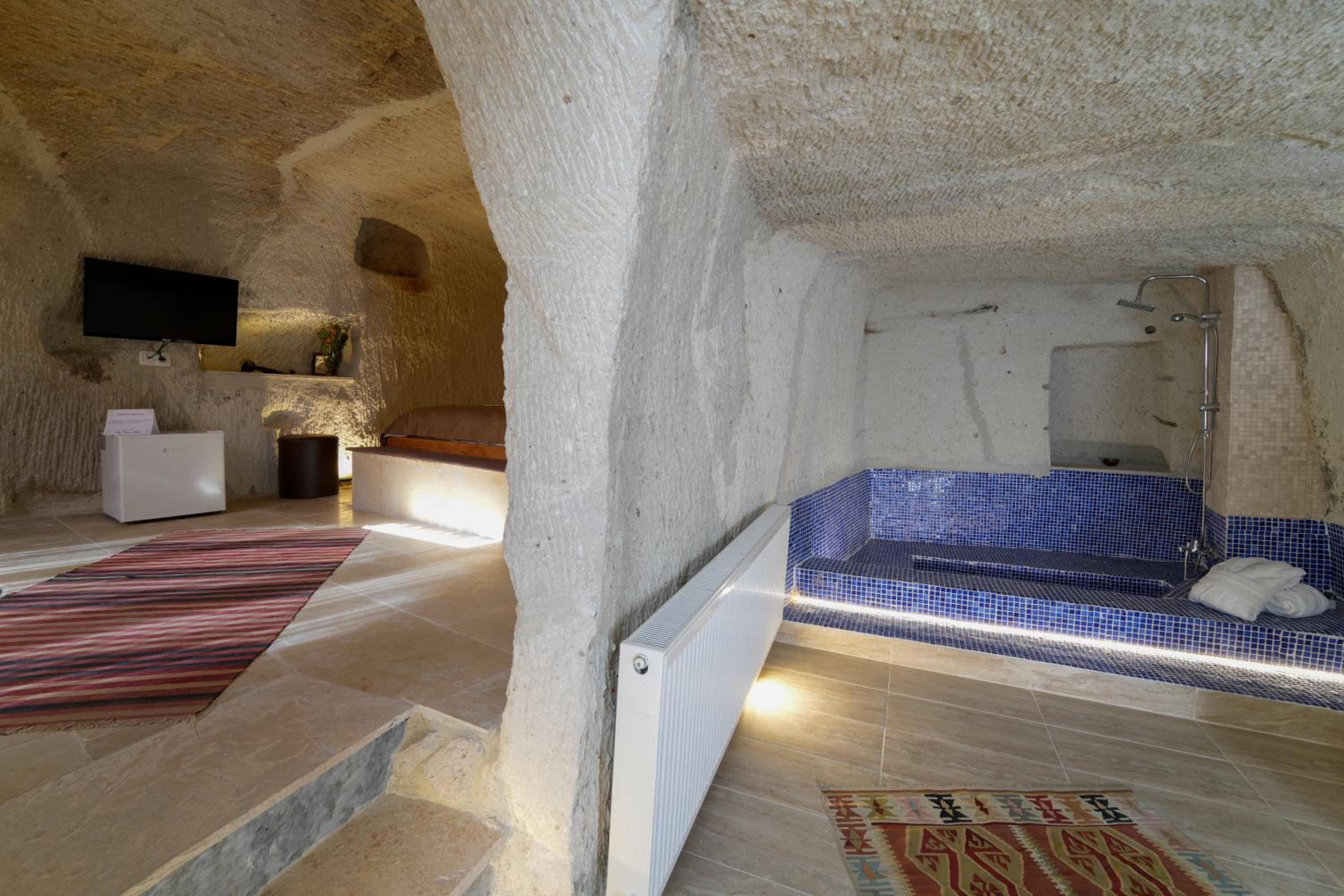Deluxe Double Room with Bath - Photo 12