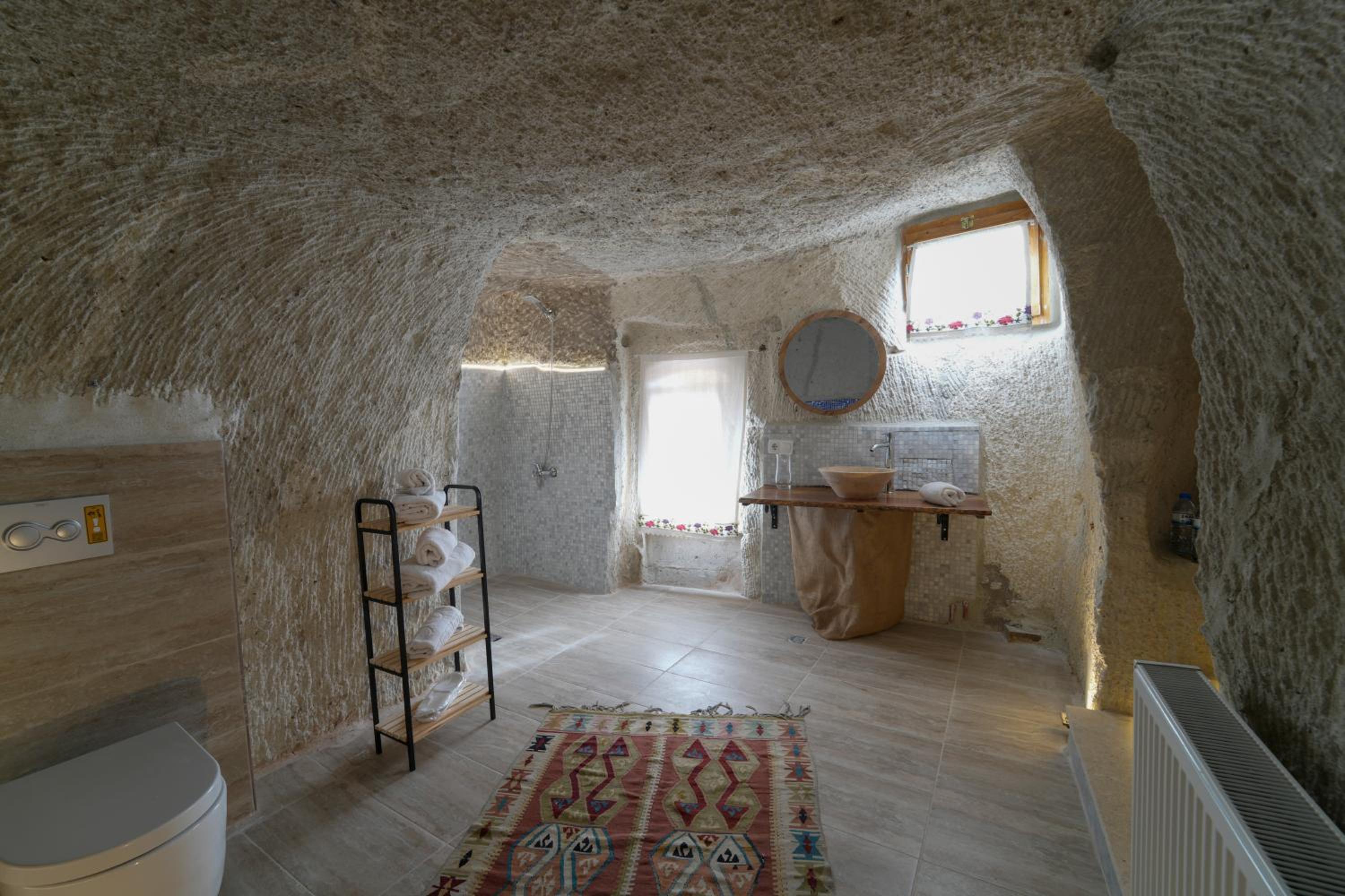 Deluxe Double Room with Bath - Photo 8