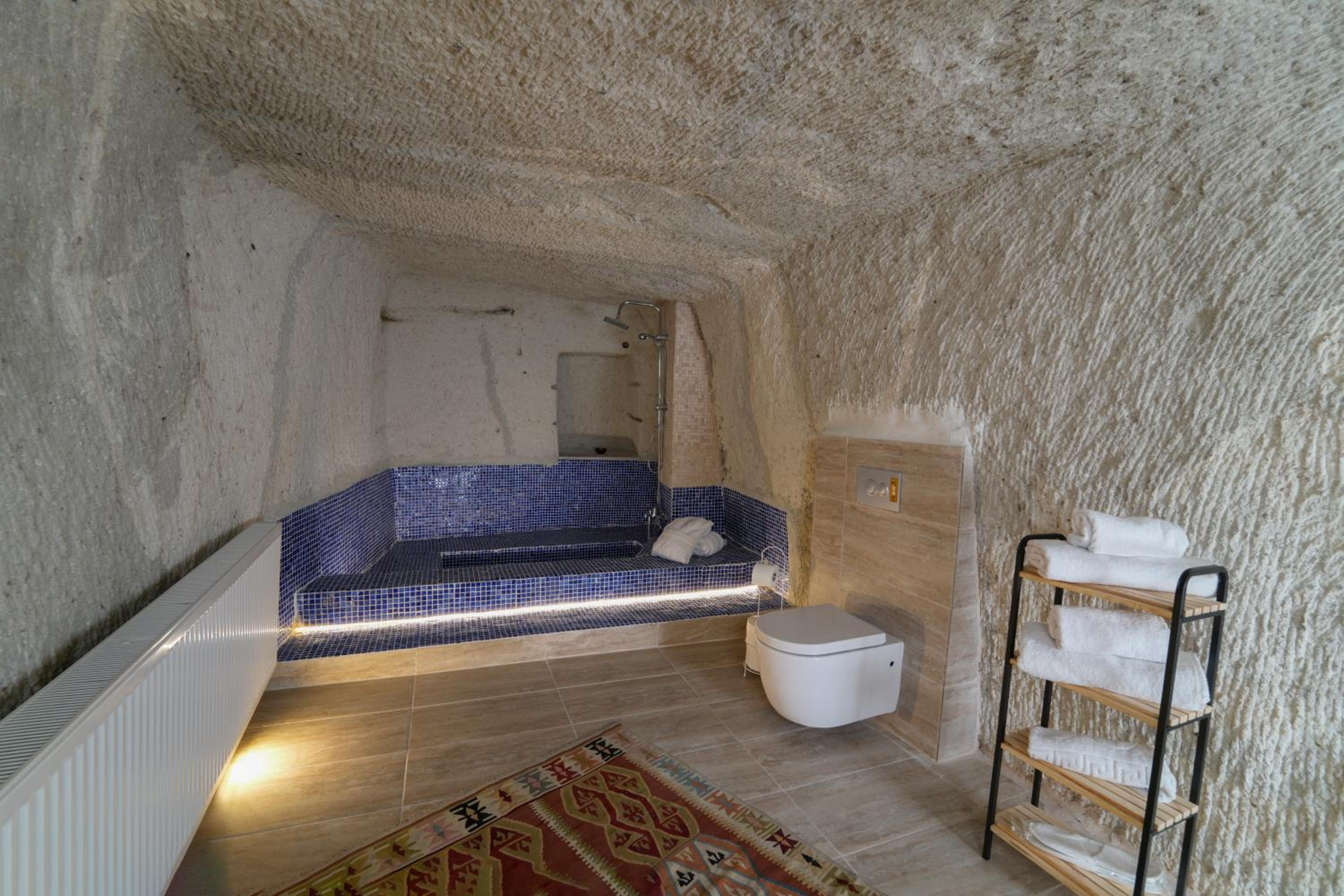 Deluxe Double Room with Bath - Photo 9