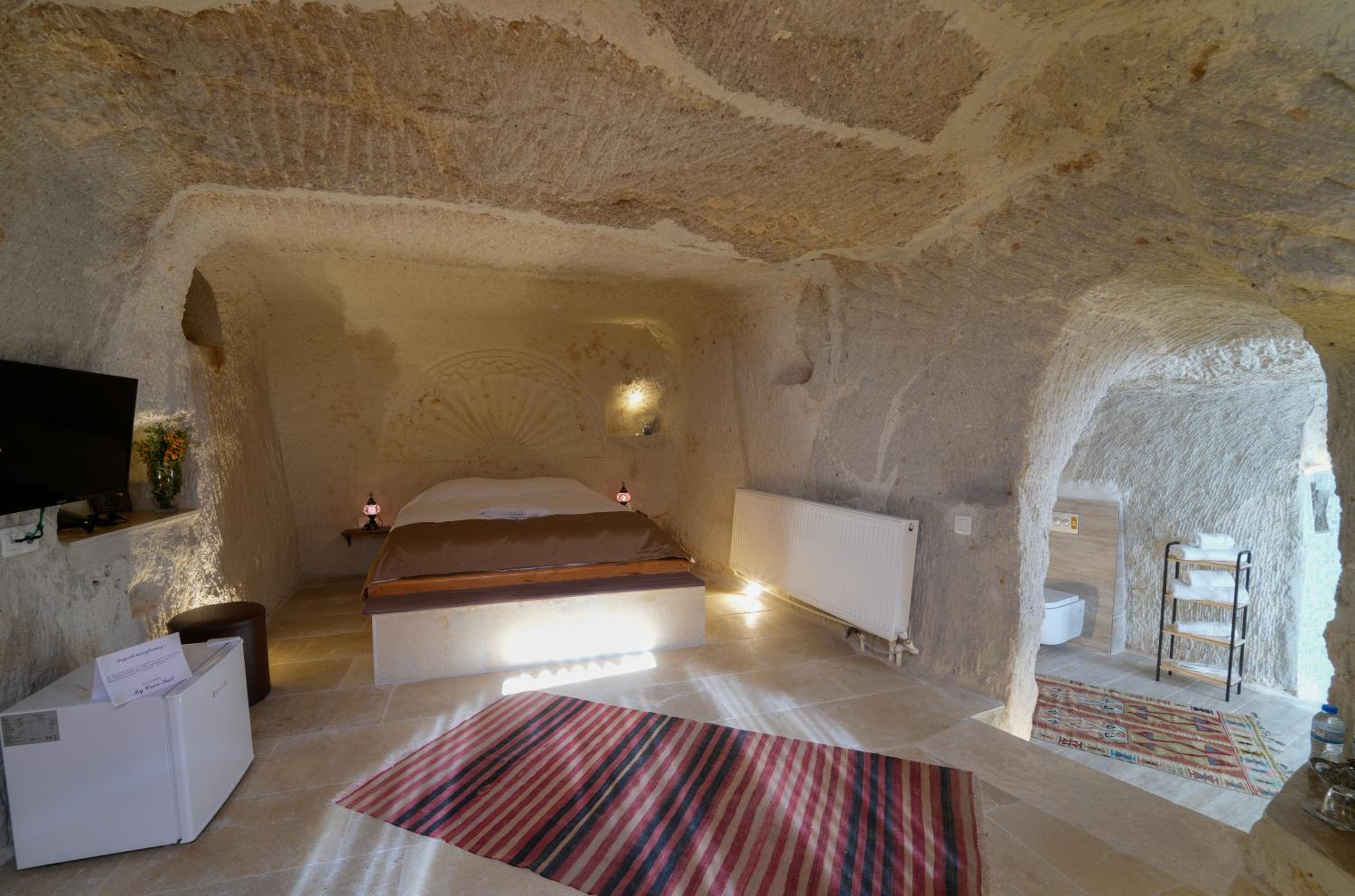 Deluxe Double Room with Bath - Photo 10