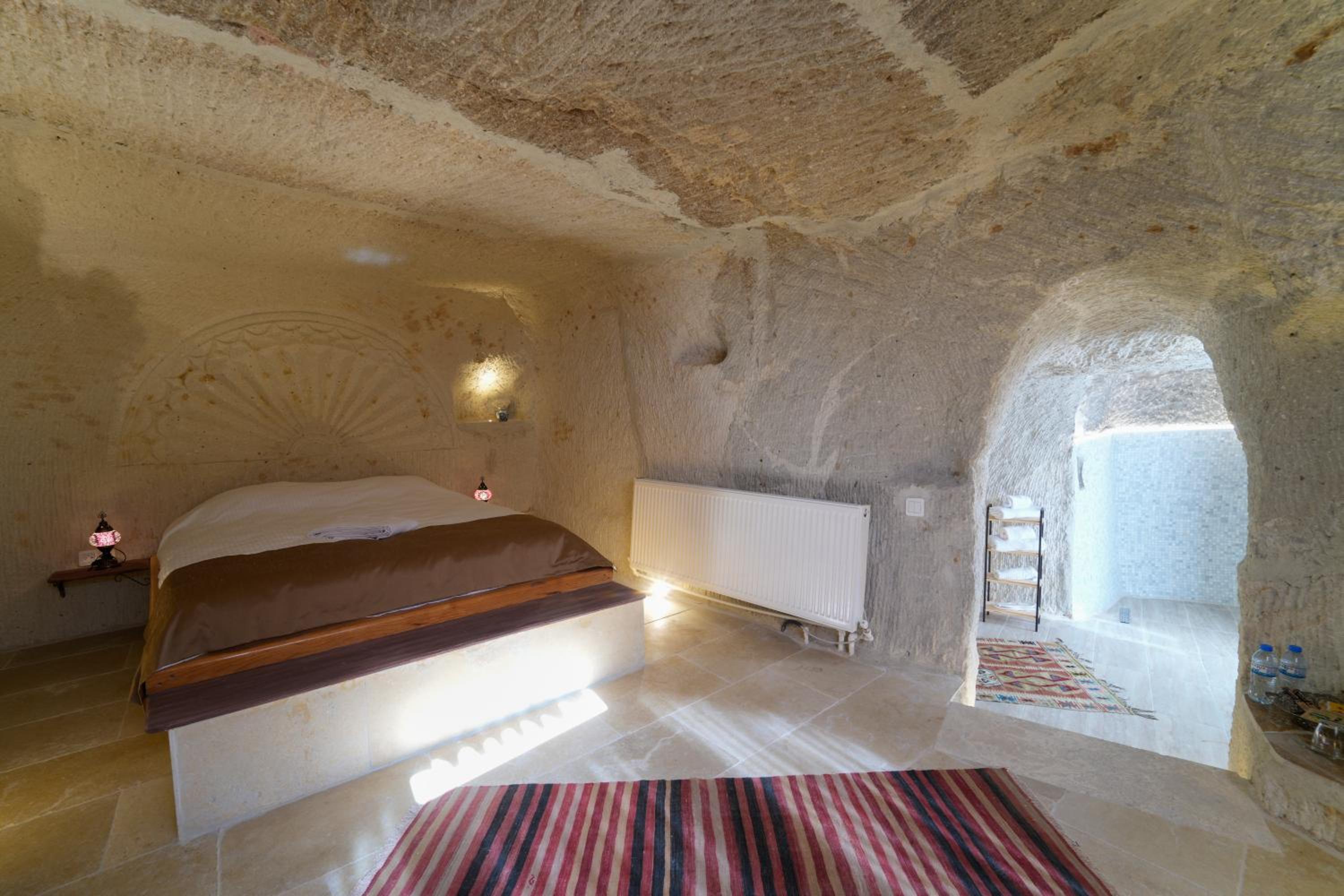 Deluxe Double Room with Bath - Photo 11