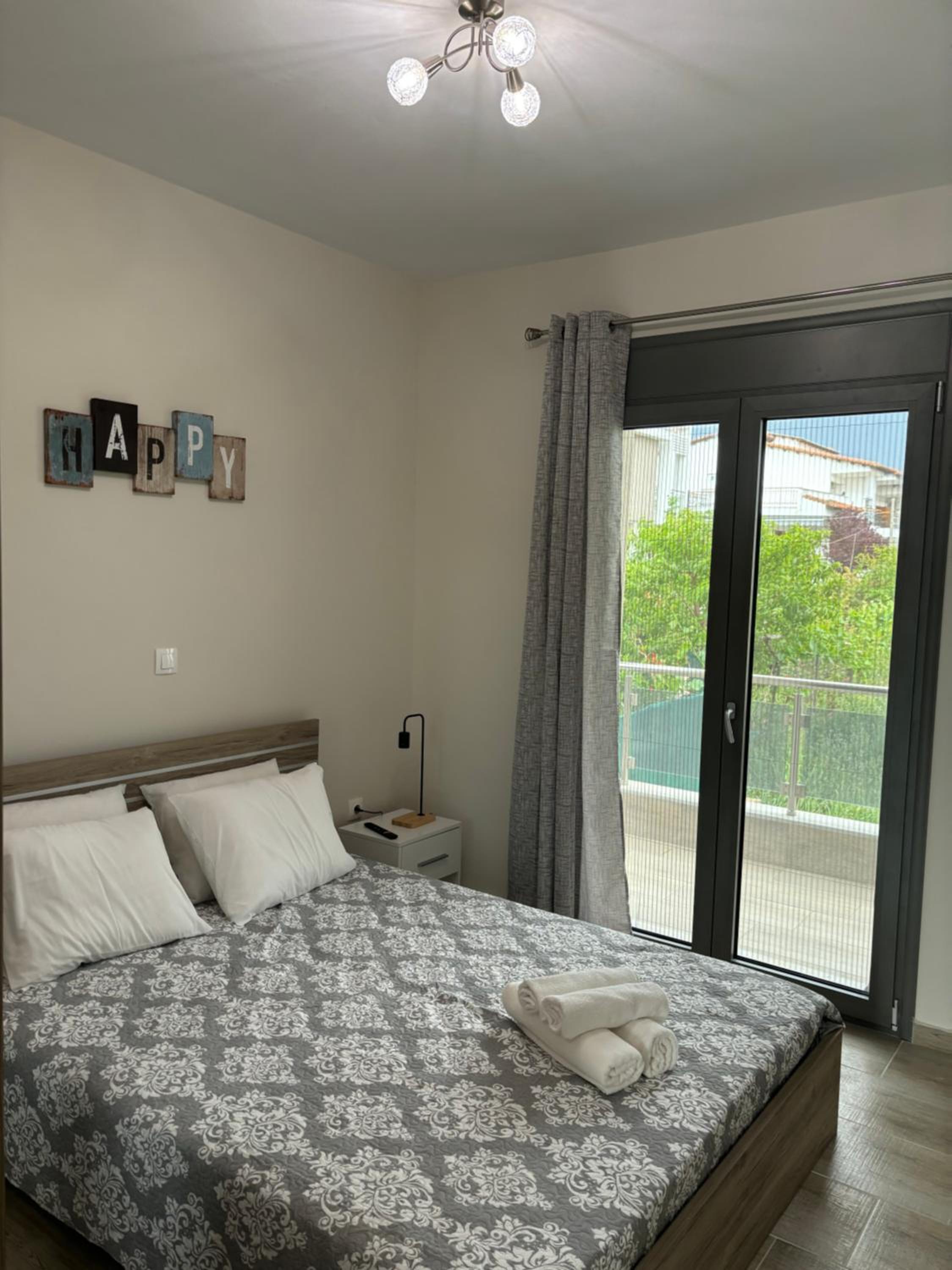 One-Bedroom Apartment photo 1