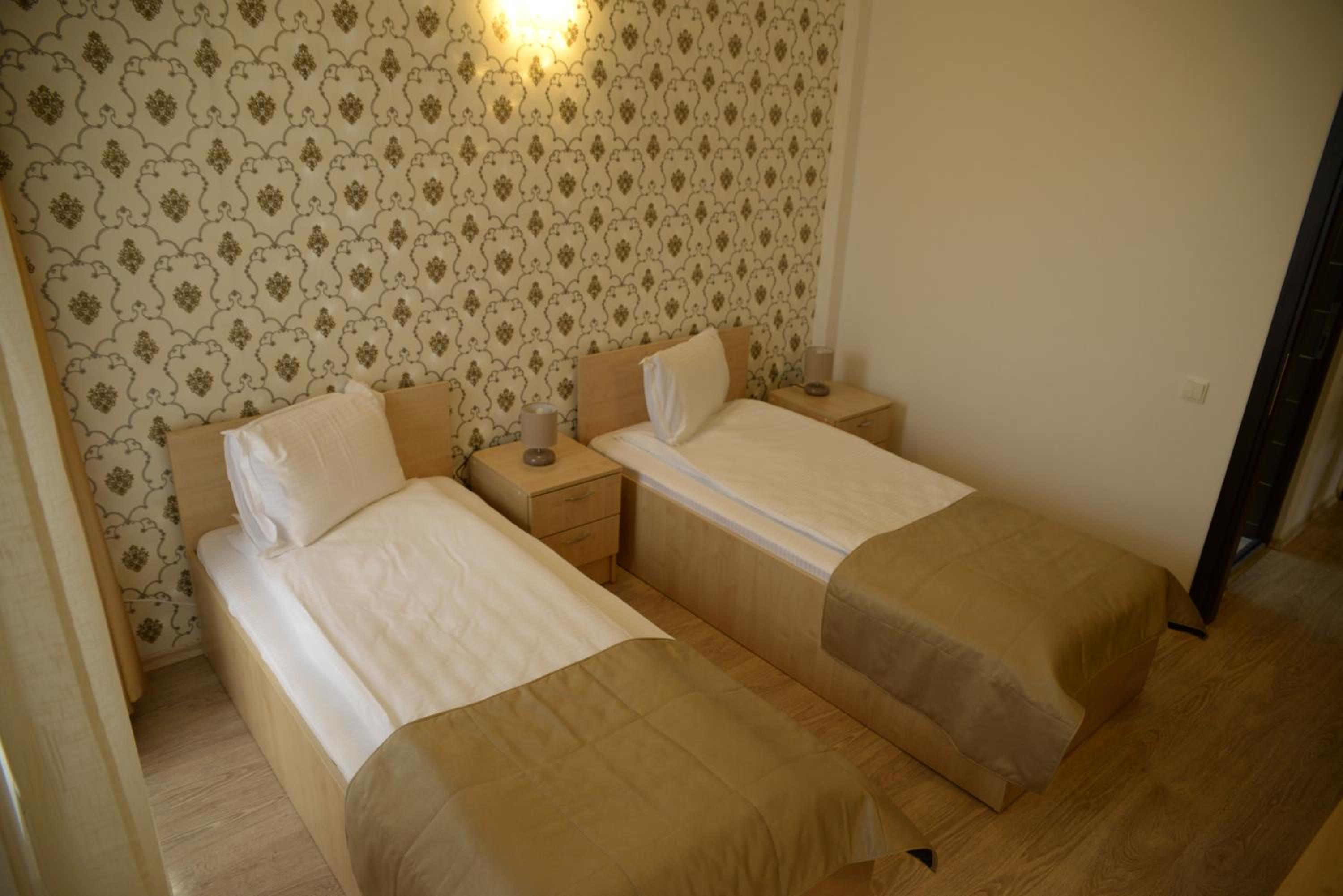 Twin Room with Balcony - Photo 3