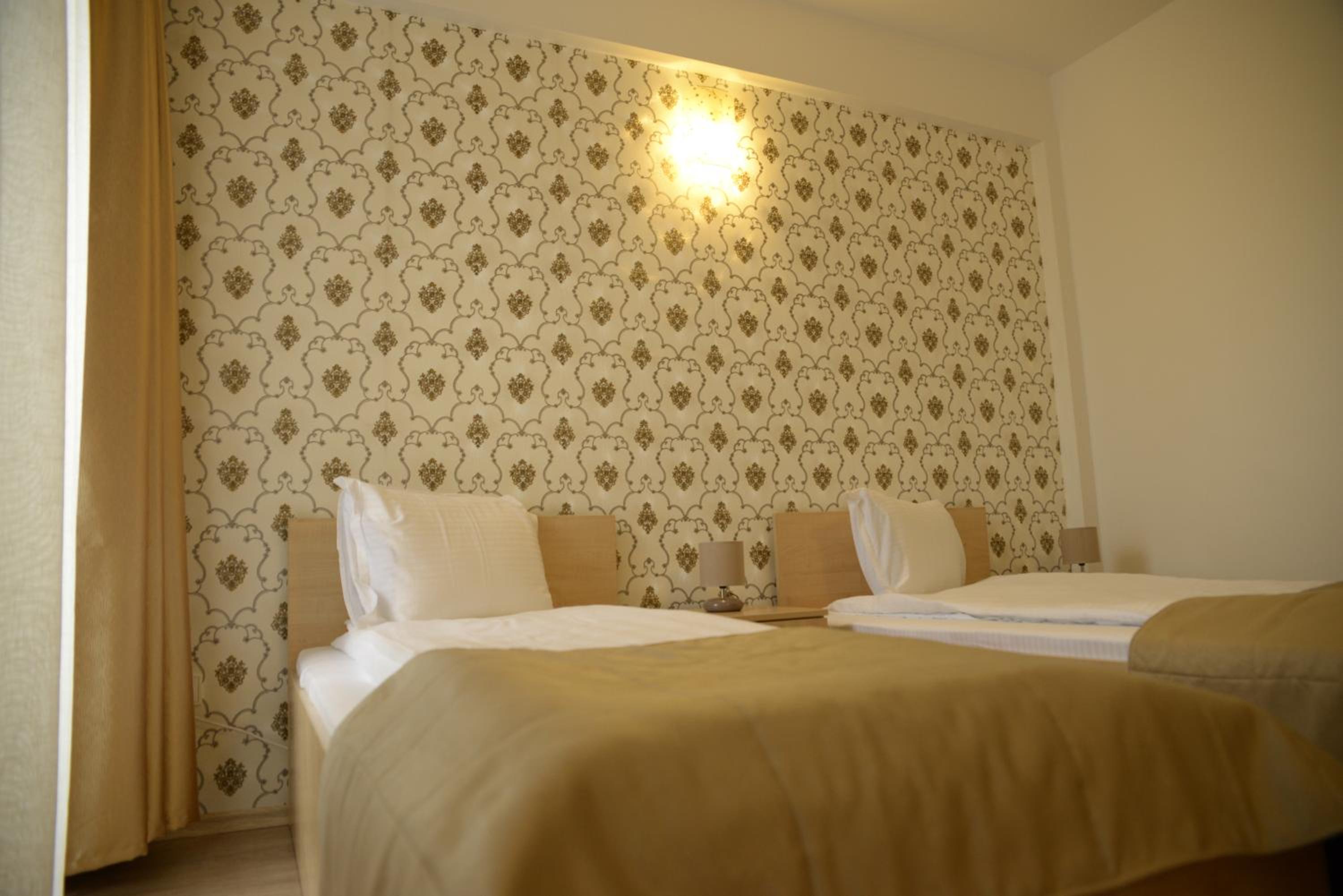 Double Room with Balcony - Photo 4