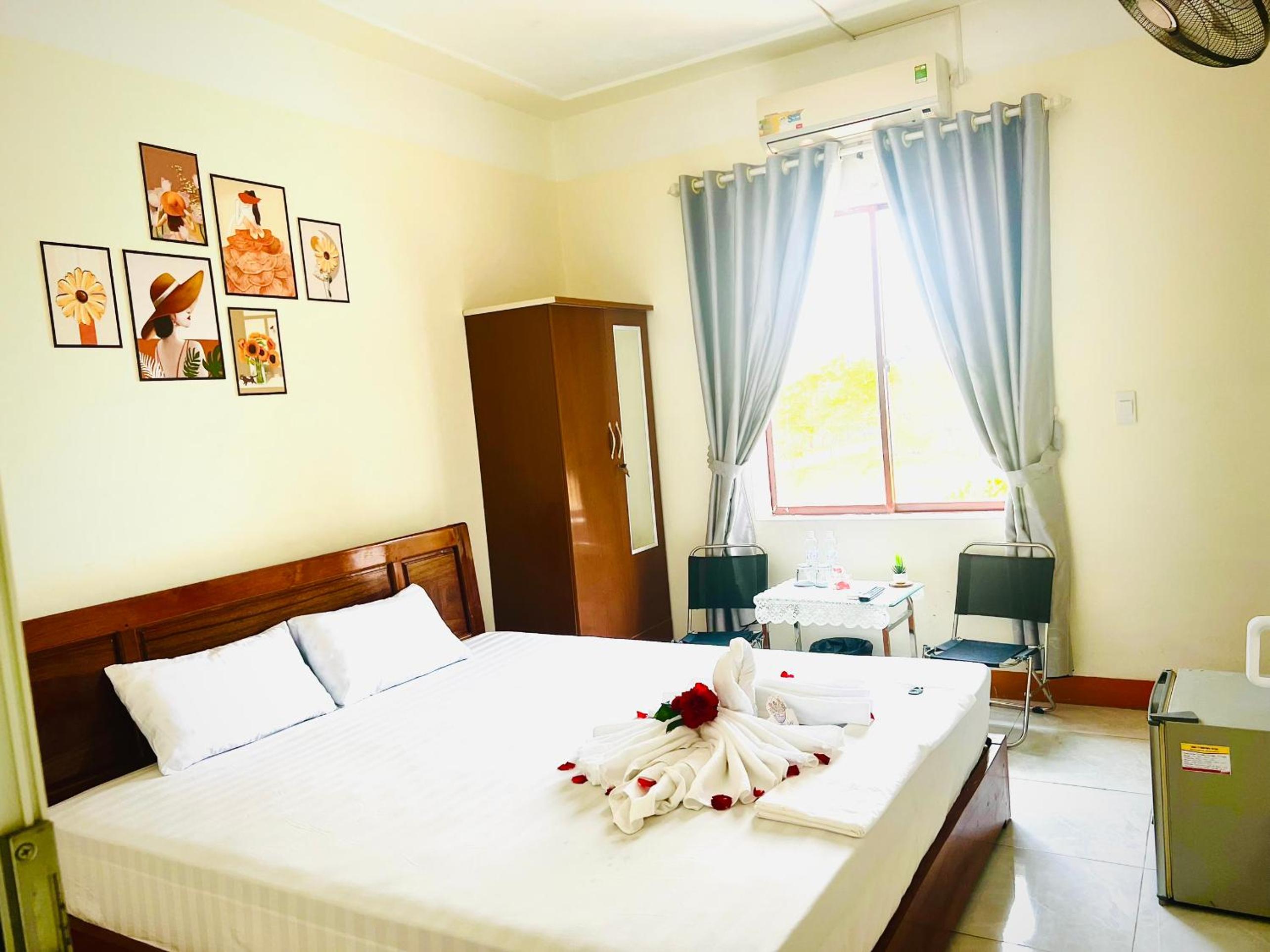 Deluxe Double Room with Side Sea View