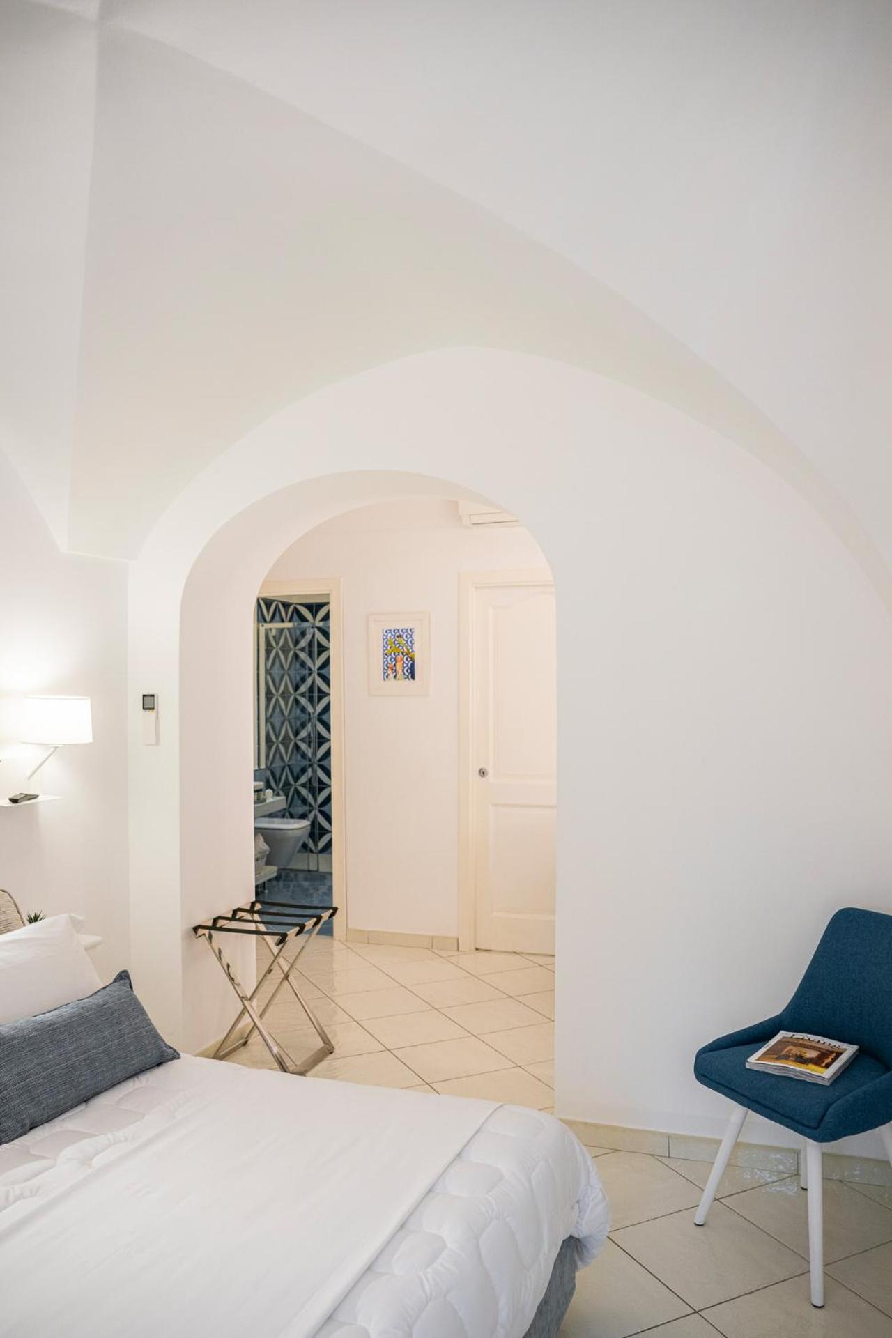 Double Room with Garden View and Window - Photo 16