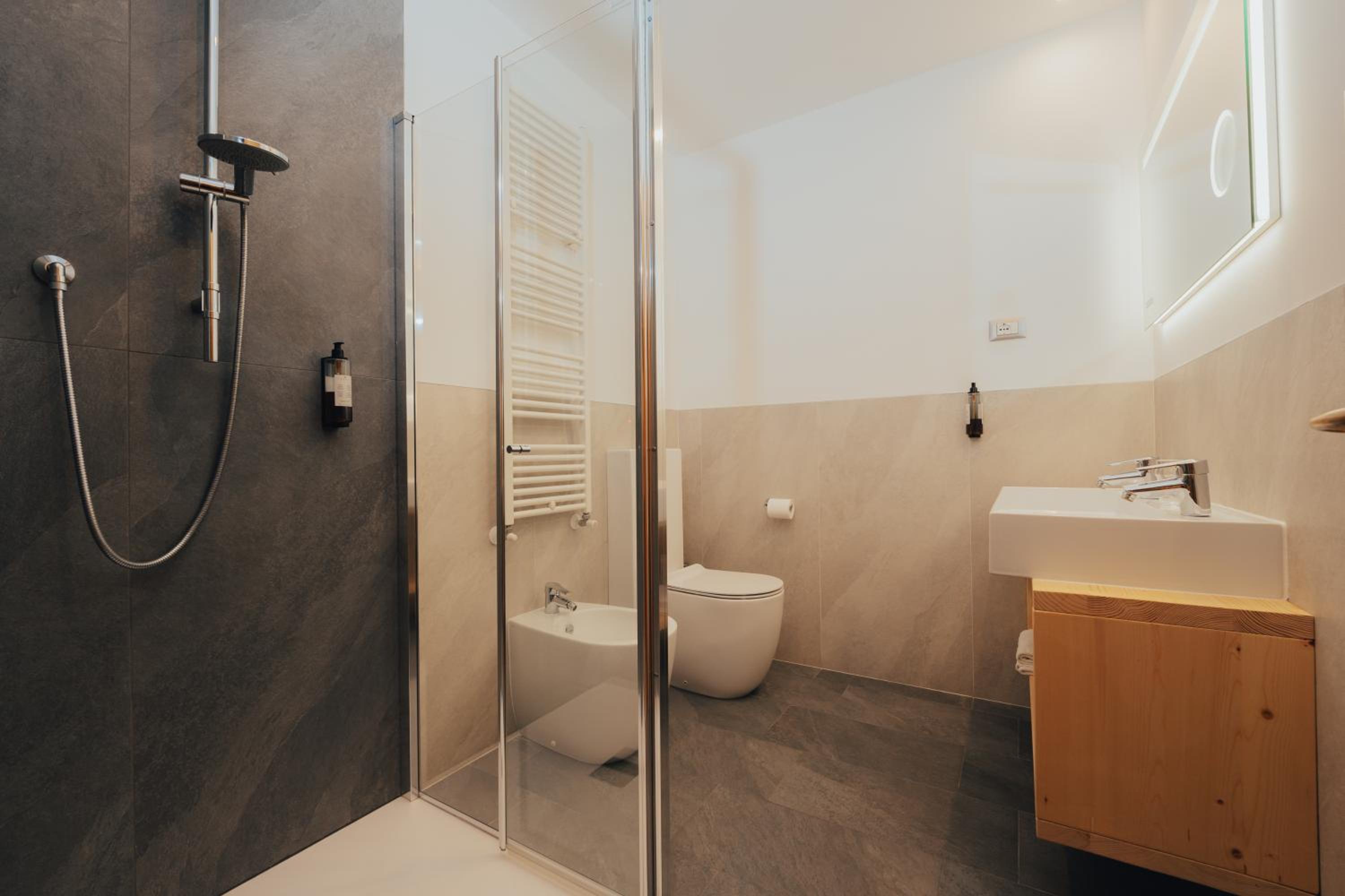 Junior Suite with Balcony - Photo 4