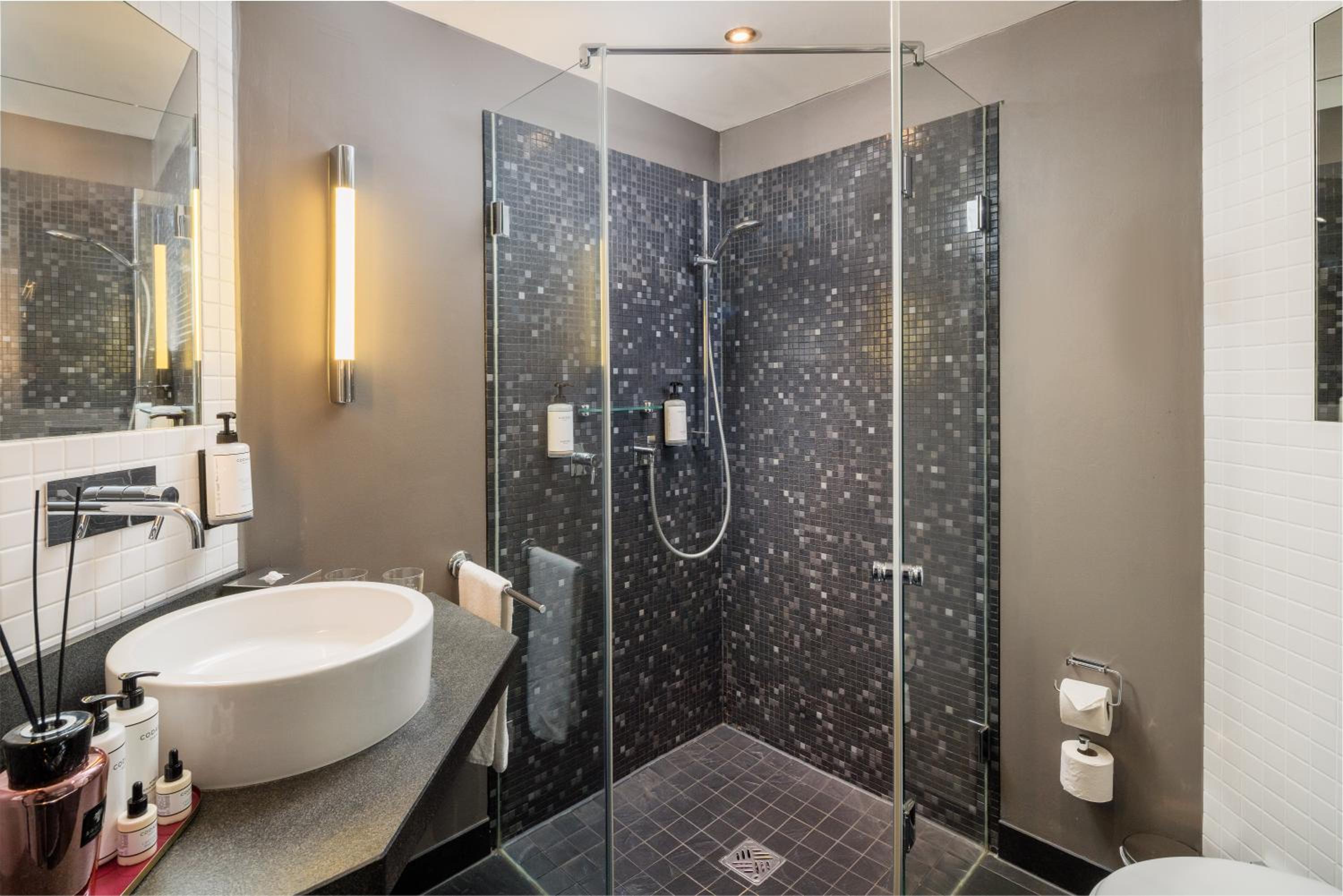 Deluxe Double Room with Balcony - Photo 3