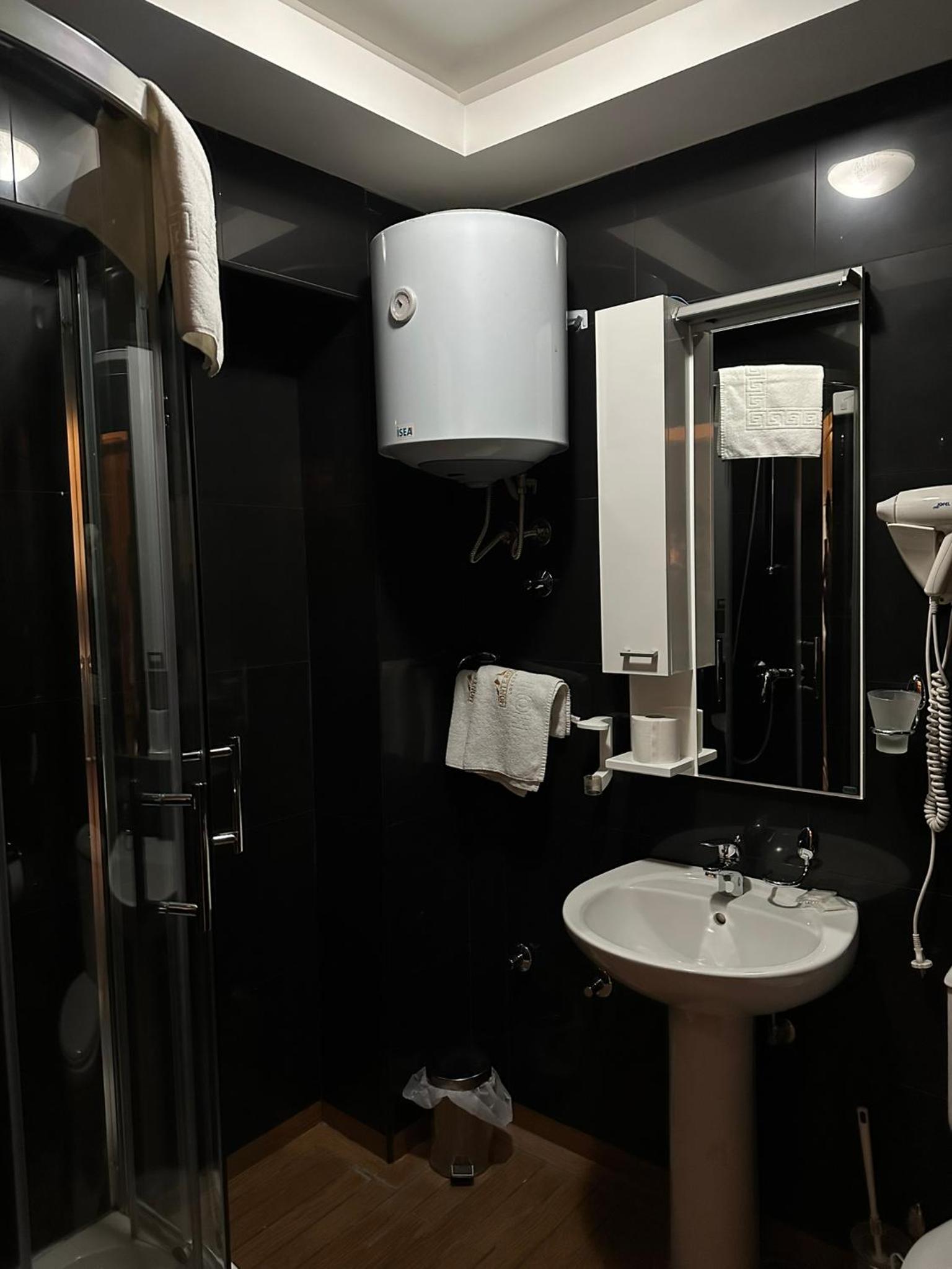 Double or Twin Room - Photo 6