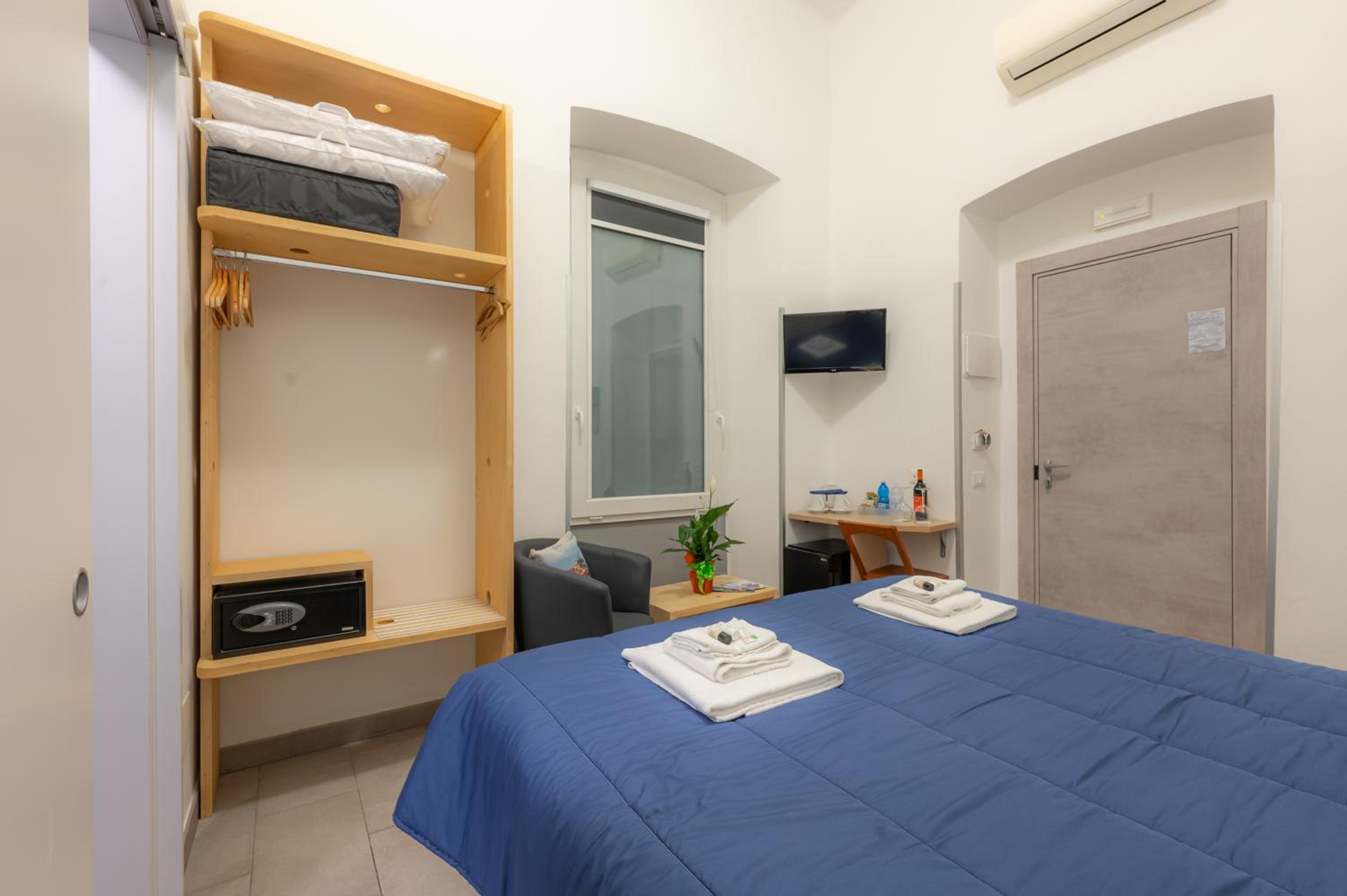 Double or Twin Room - Photo 6