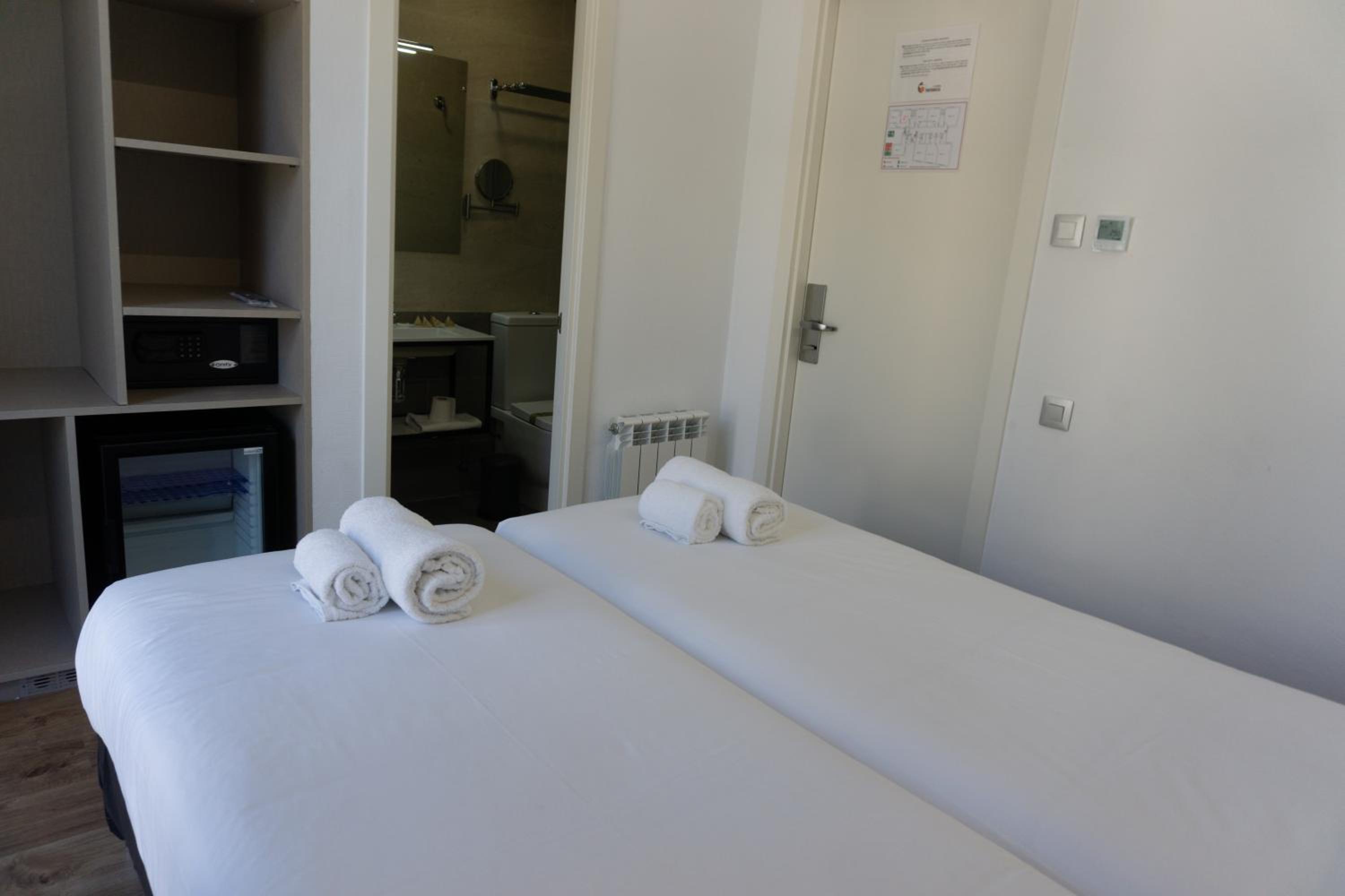 Small Twin Room with City view photo 3