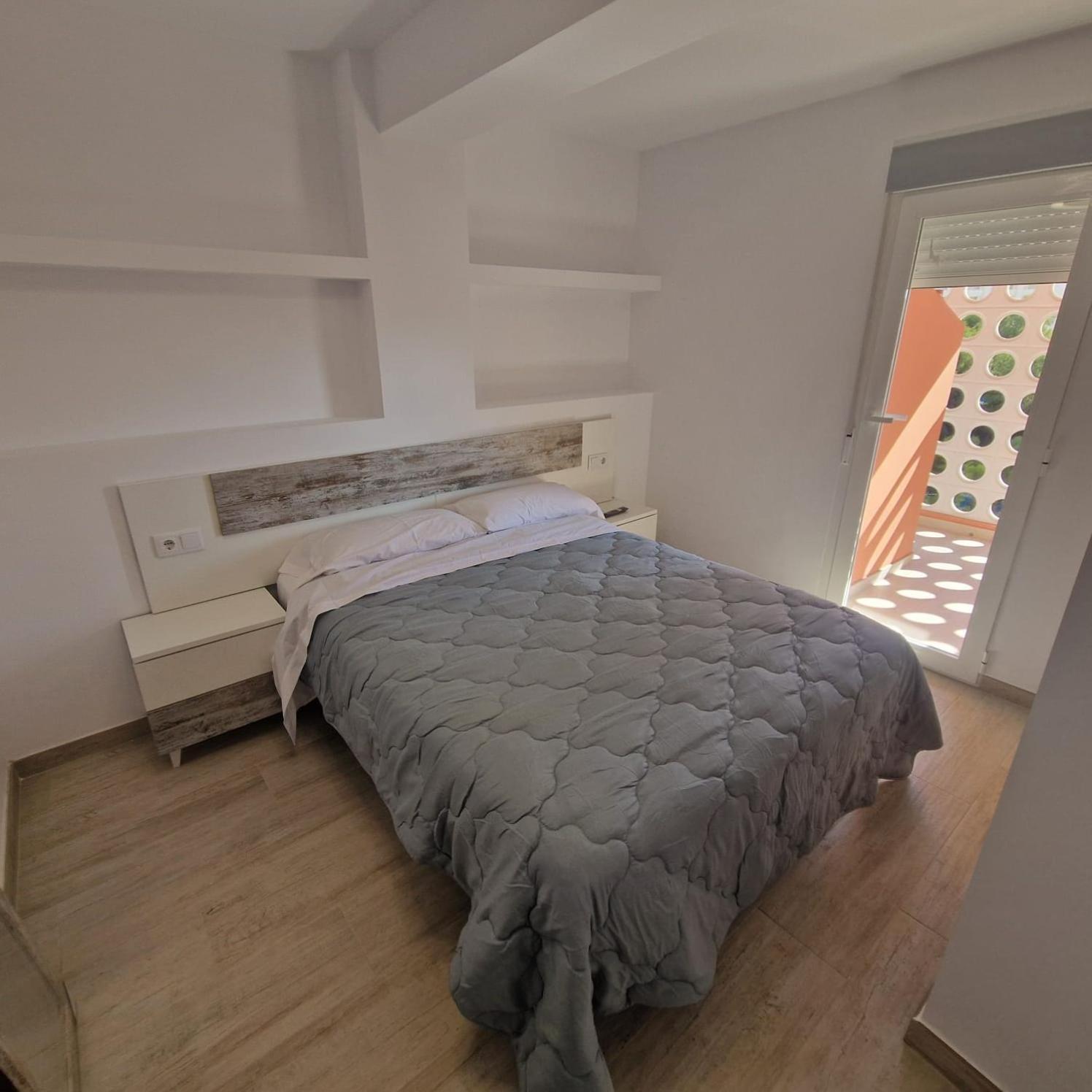 Apartamento de tres habitaciones con balcón
