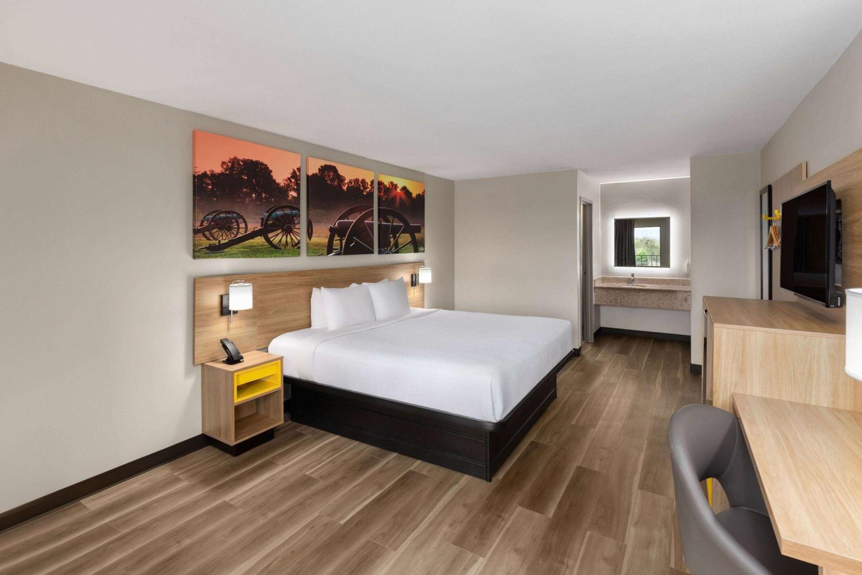 King Room - Non-Smoking - Photo 2