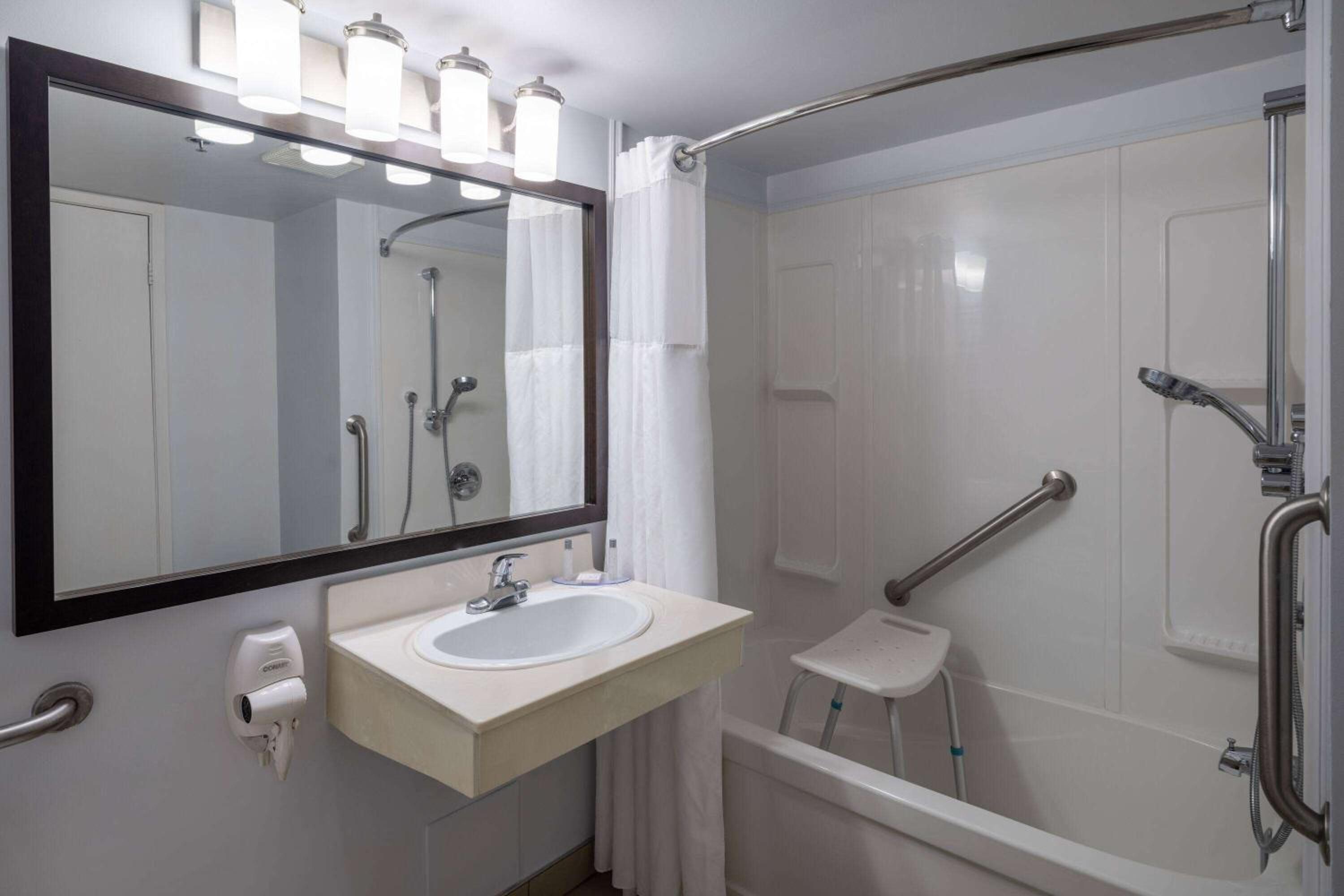 King Room - Disability Access - Non-Smoking photo 3