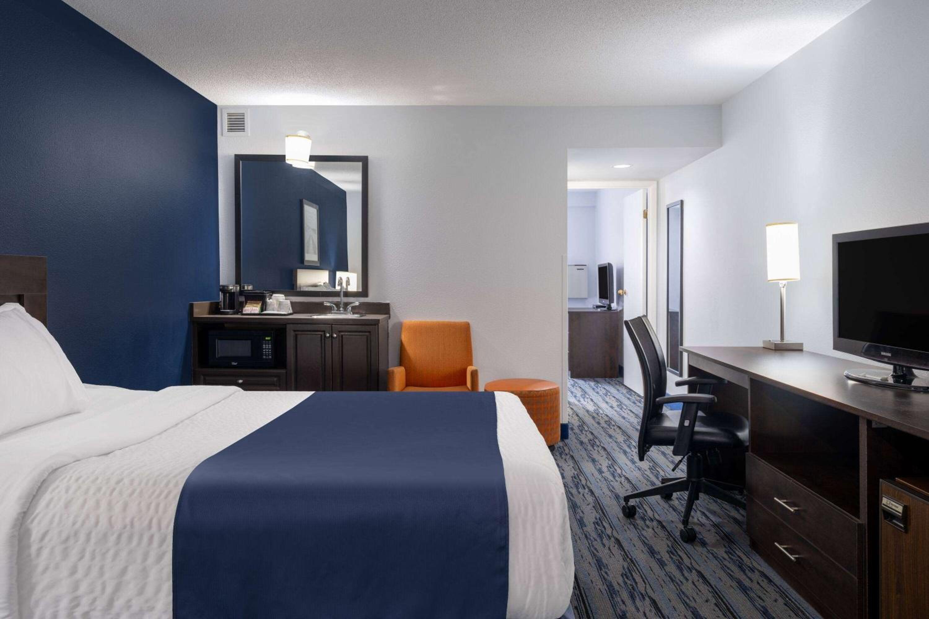 Family Suite - Non-Smoking - Photo 2