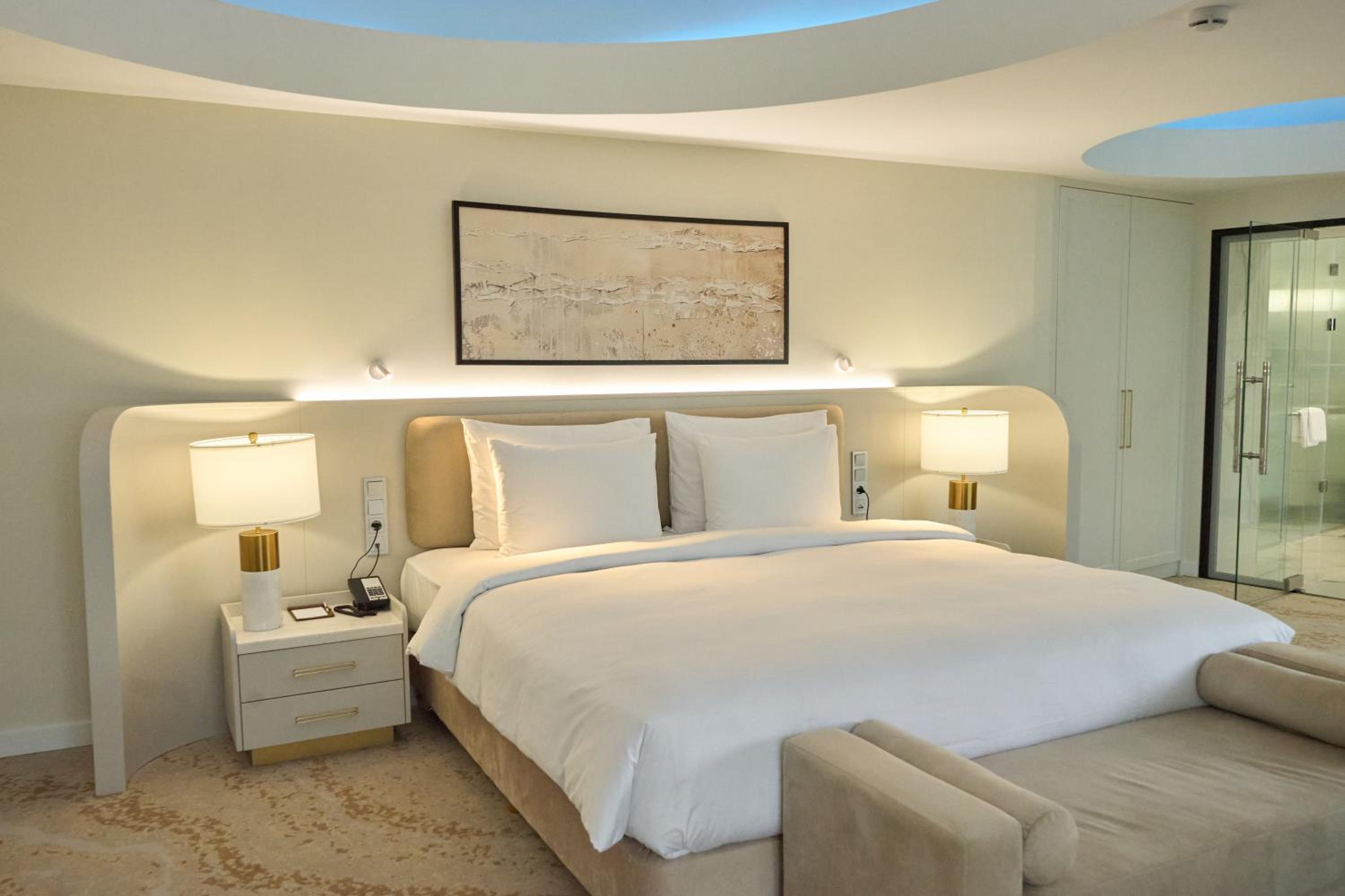 Executive Suite - Photo 1