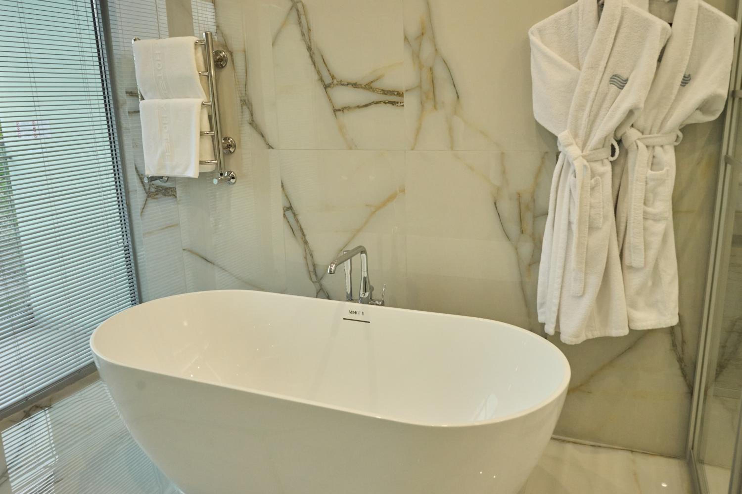 Executive Suite - Photo 9