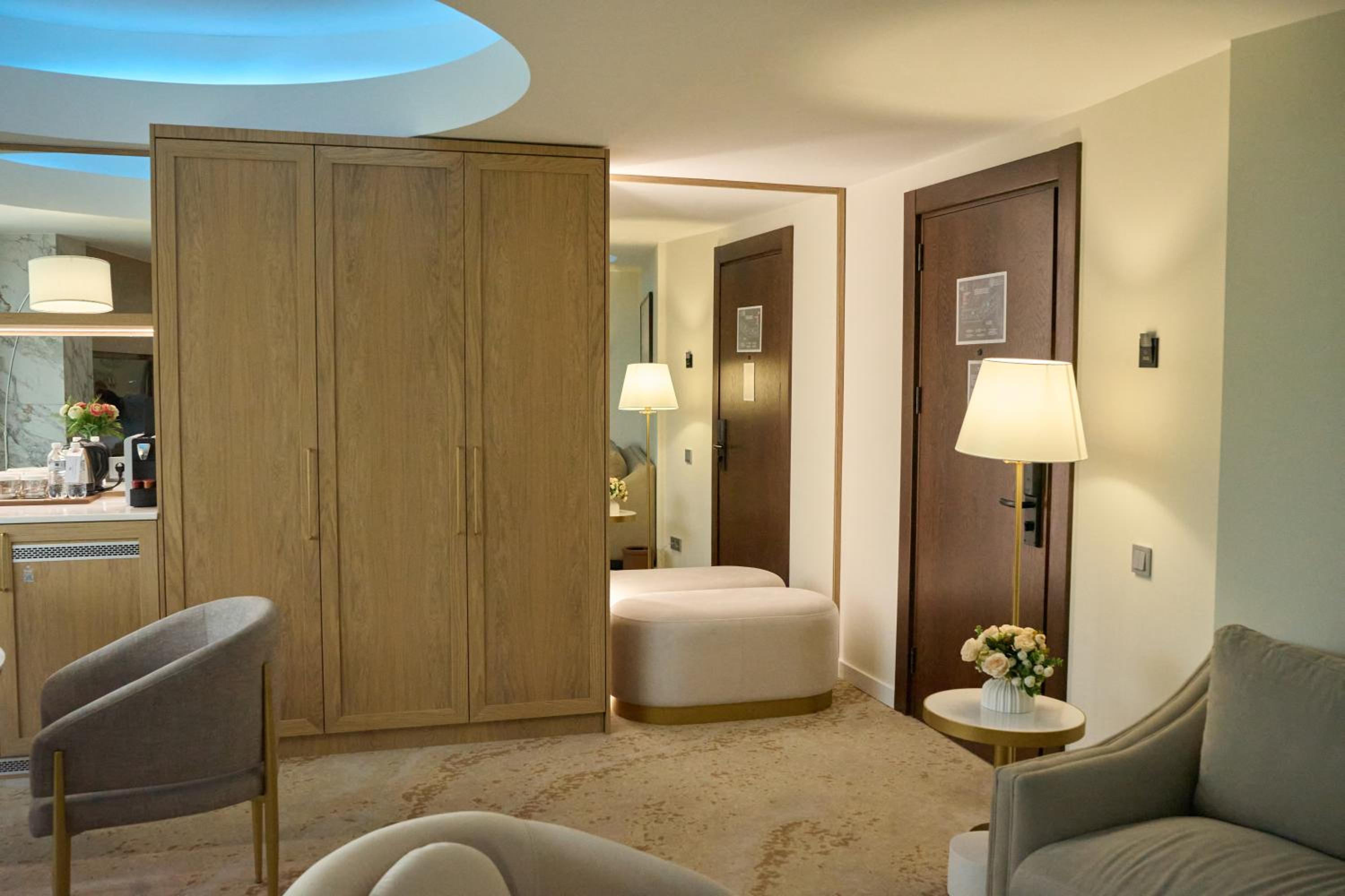 Executive Suite - Photo 3