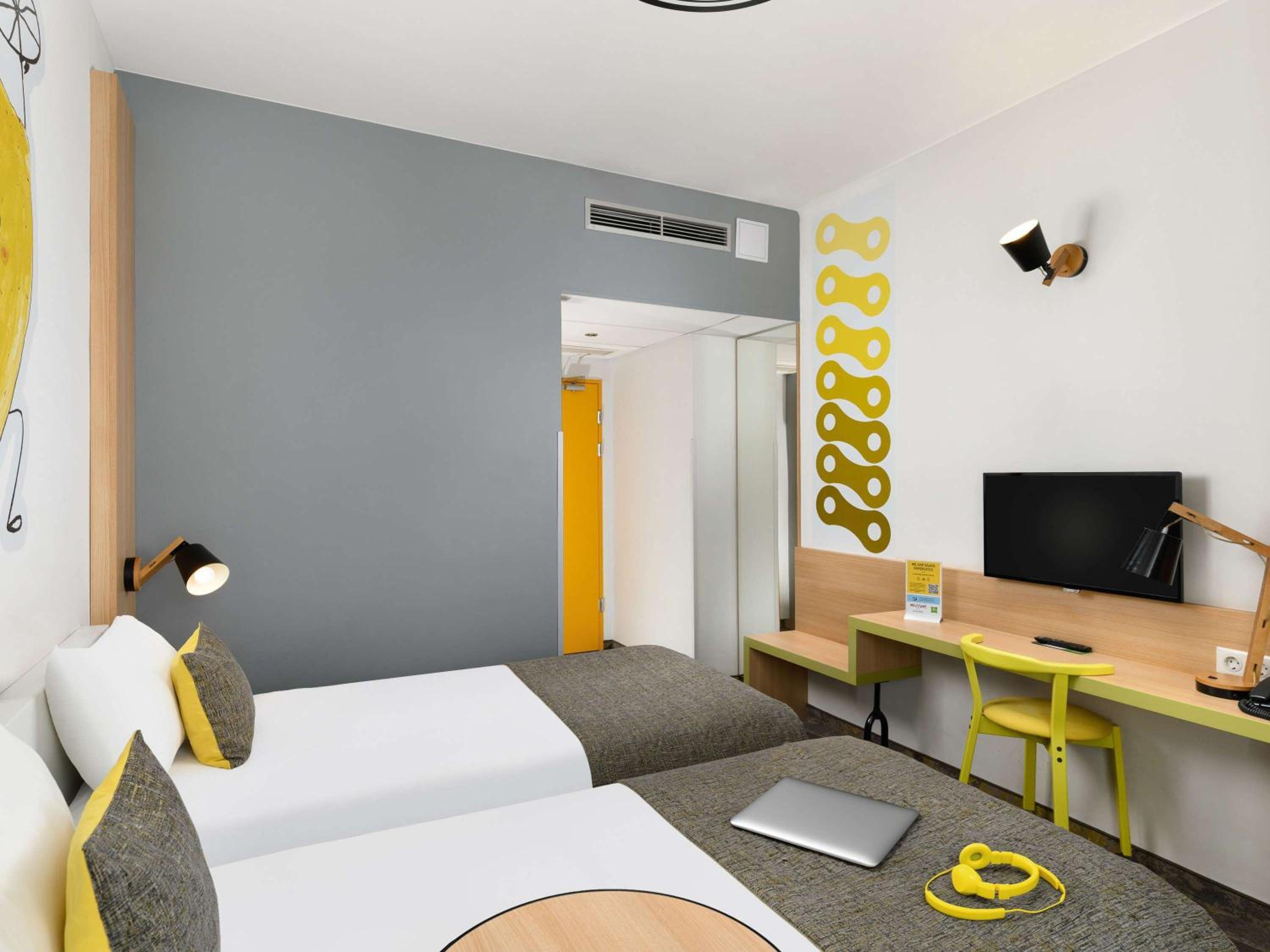 Design Room with Two Single Beds thumbnail 6