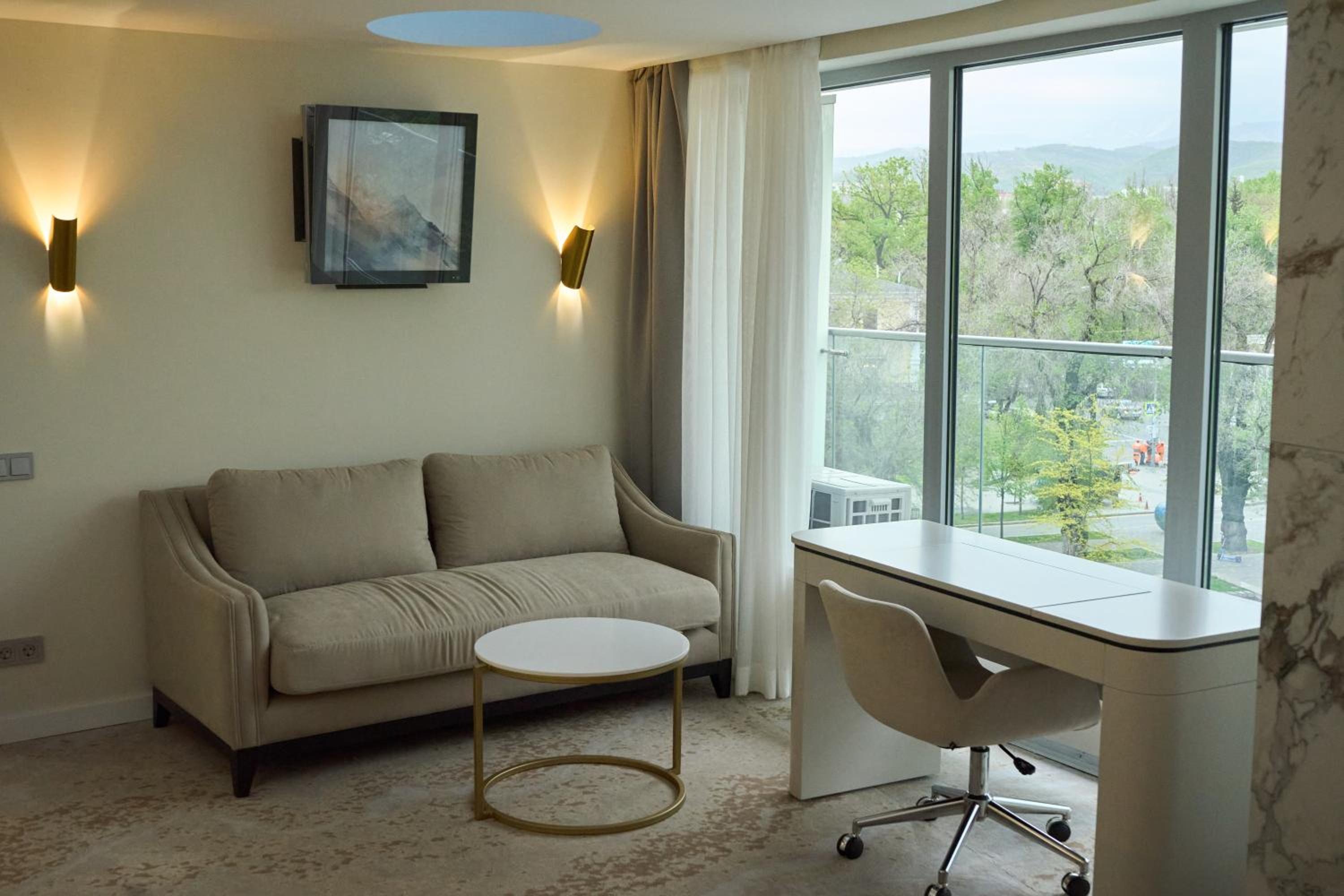 Executive Suite - Photo 5