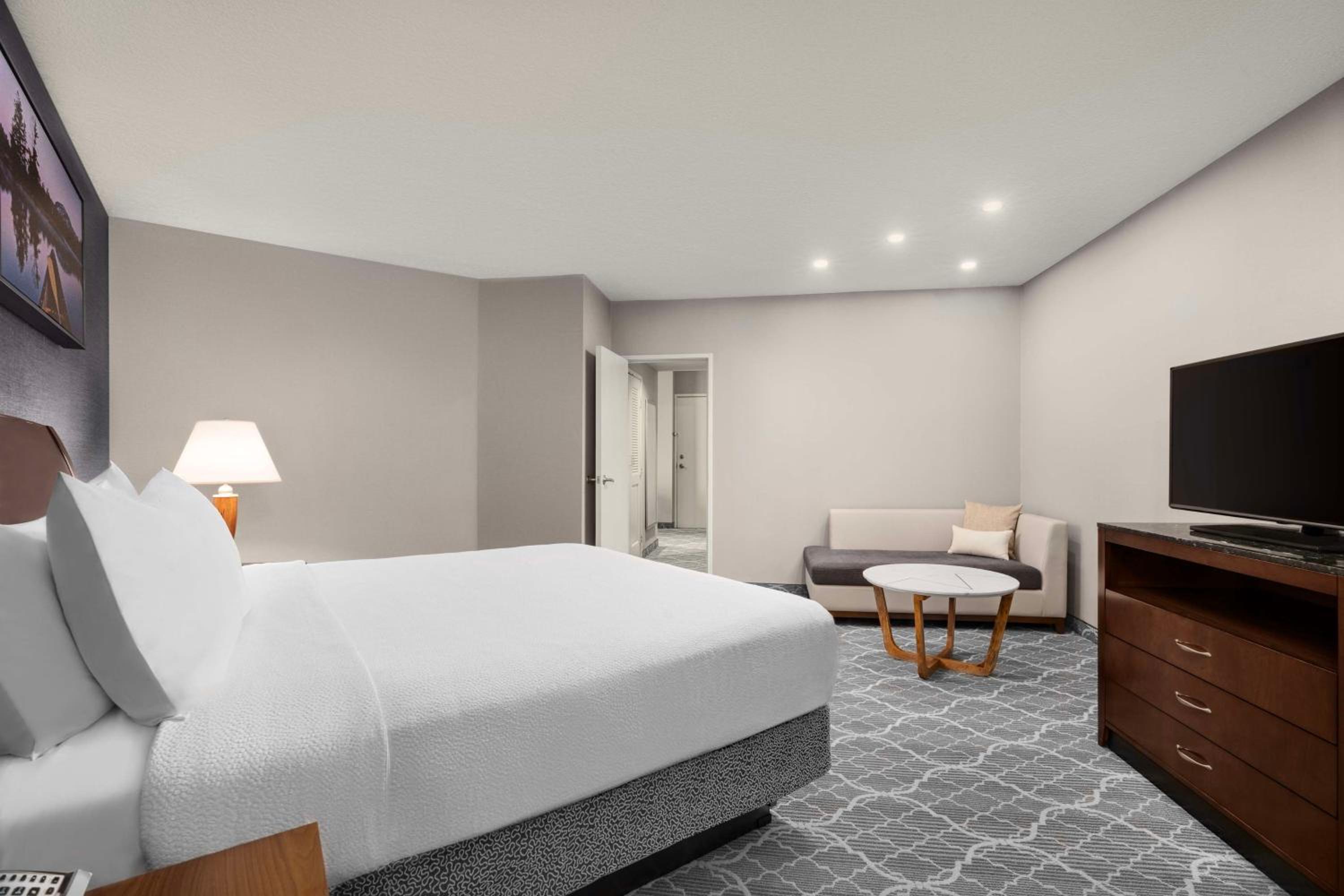 One-Bedroom King Suite with Sofa Bed - Photo 3