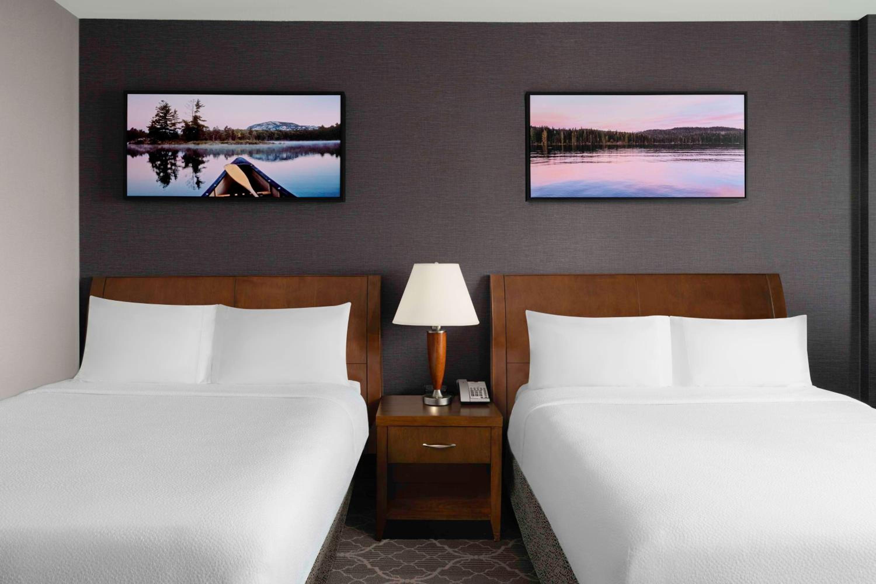Premium Queen Room with Two Queen Beds - Photo 4
