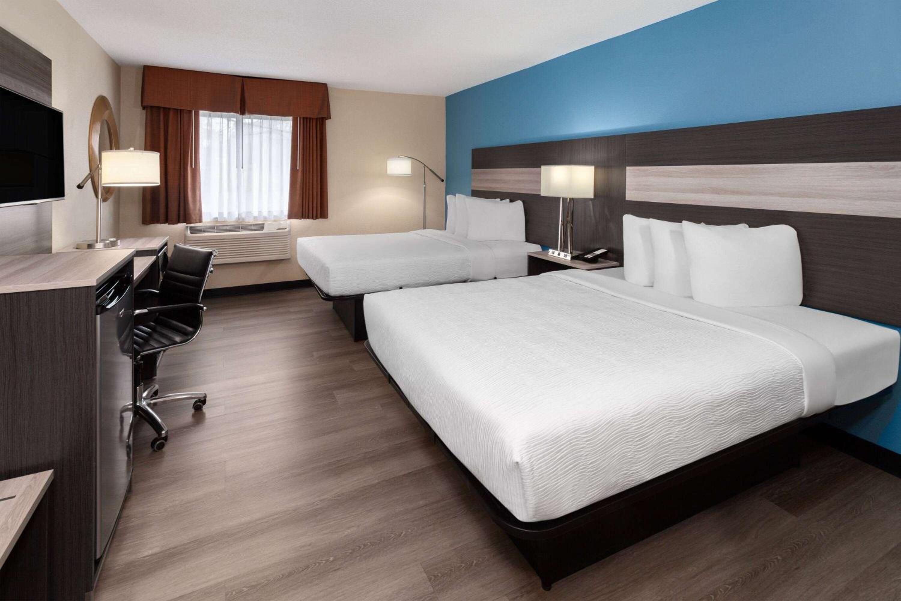 Queen Room with Two Queen Beds - Non-Smoking - Photo 1