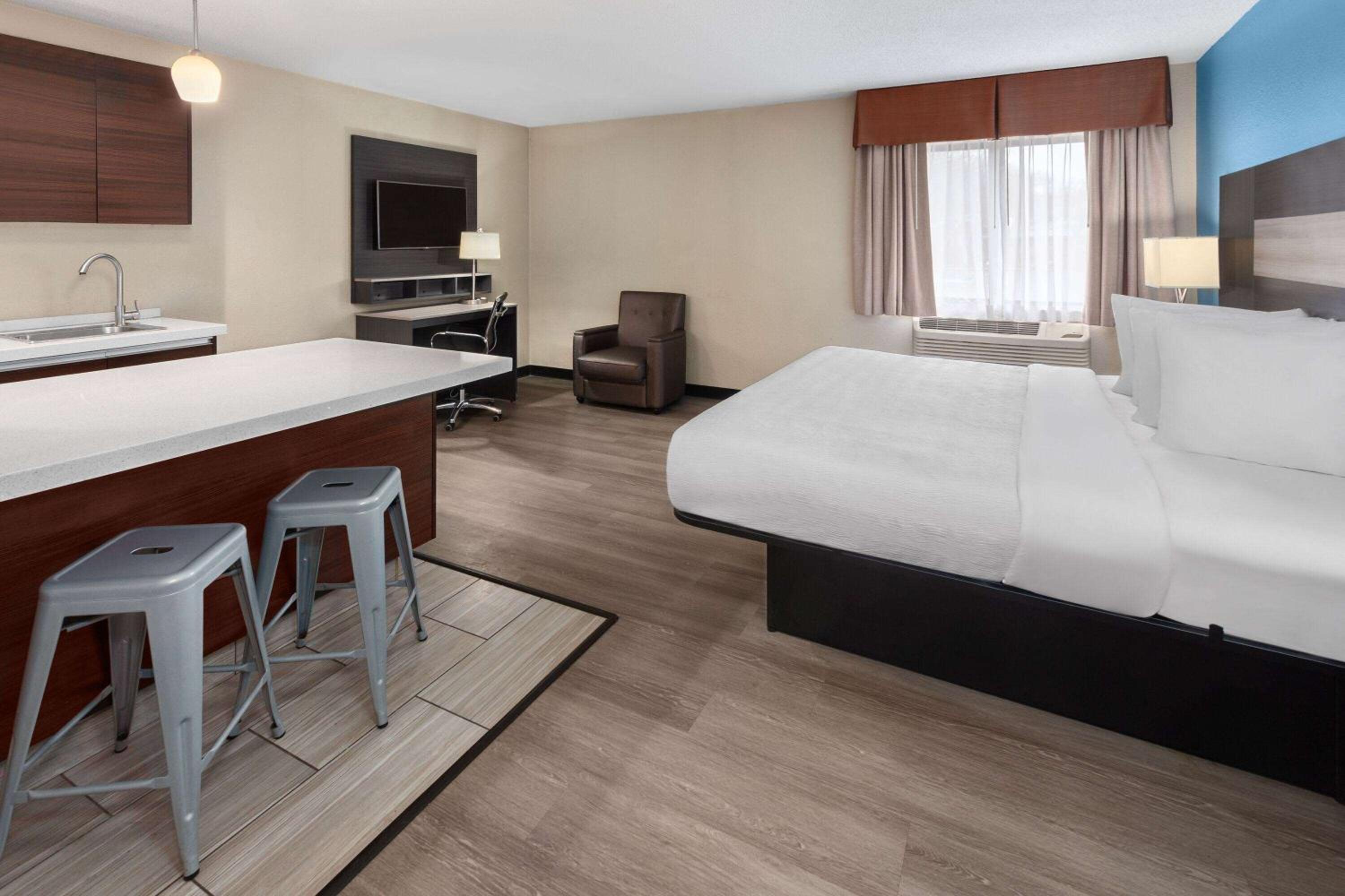 King Suite with Jetted Tub - Non-Smoking - Photo 1