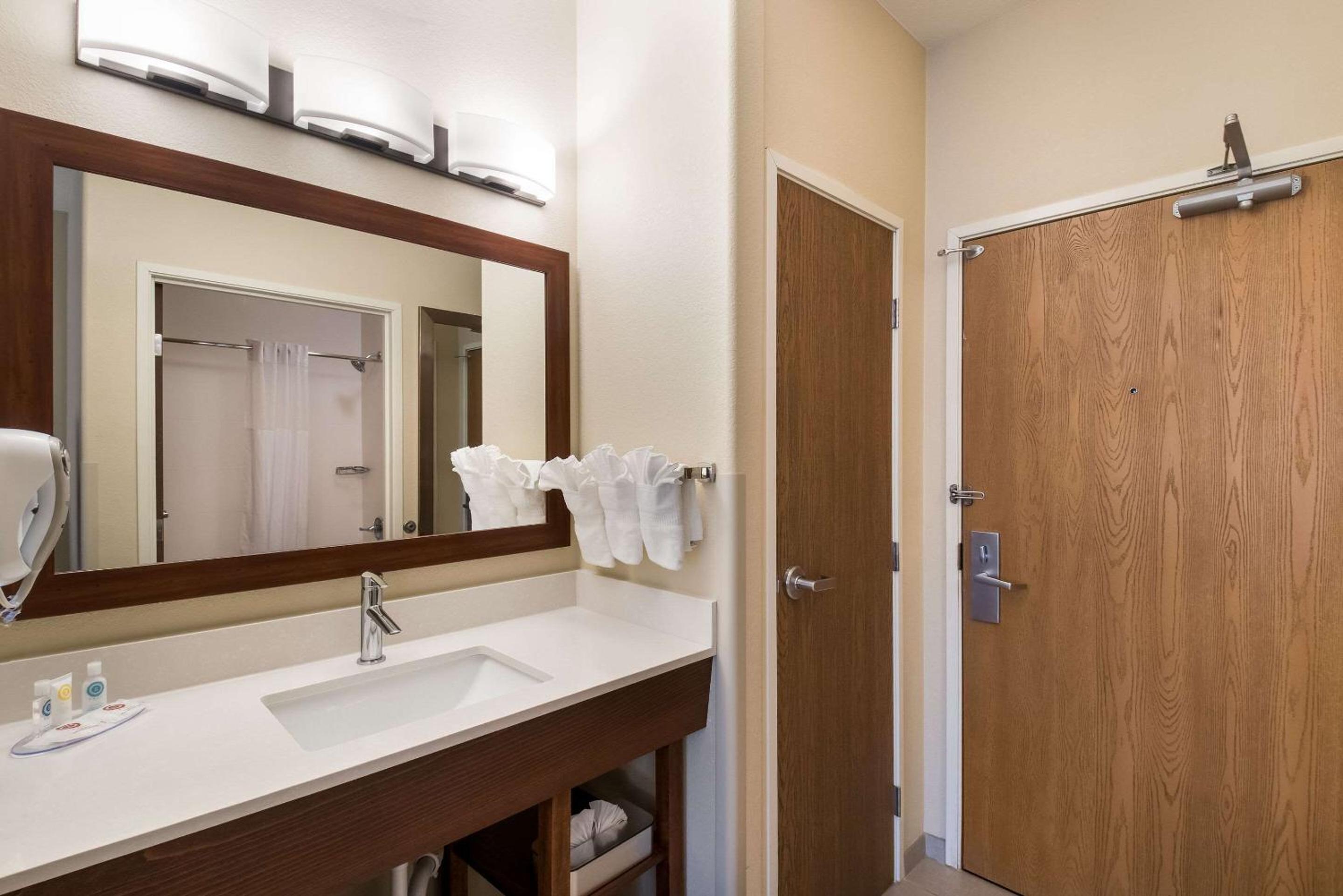 Queen Room with Two Queen Beds - Non-Smoking - Photo 1