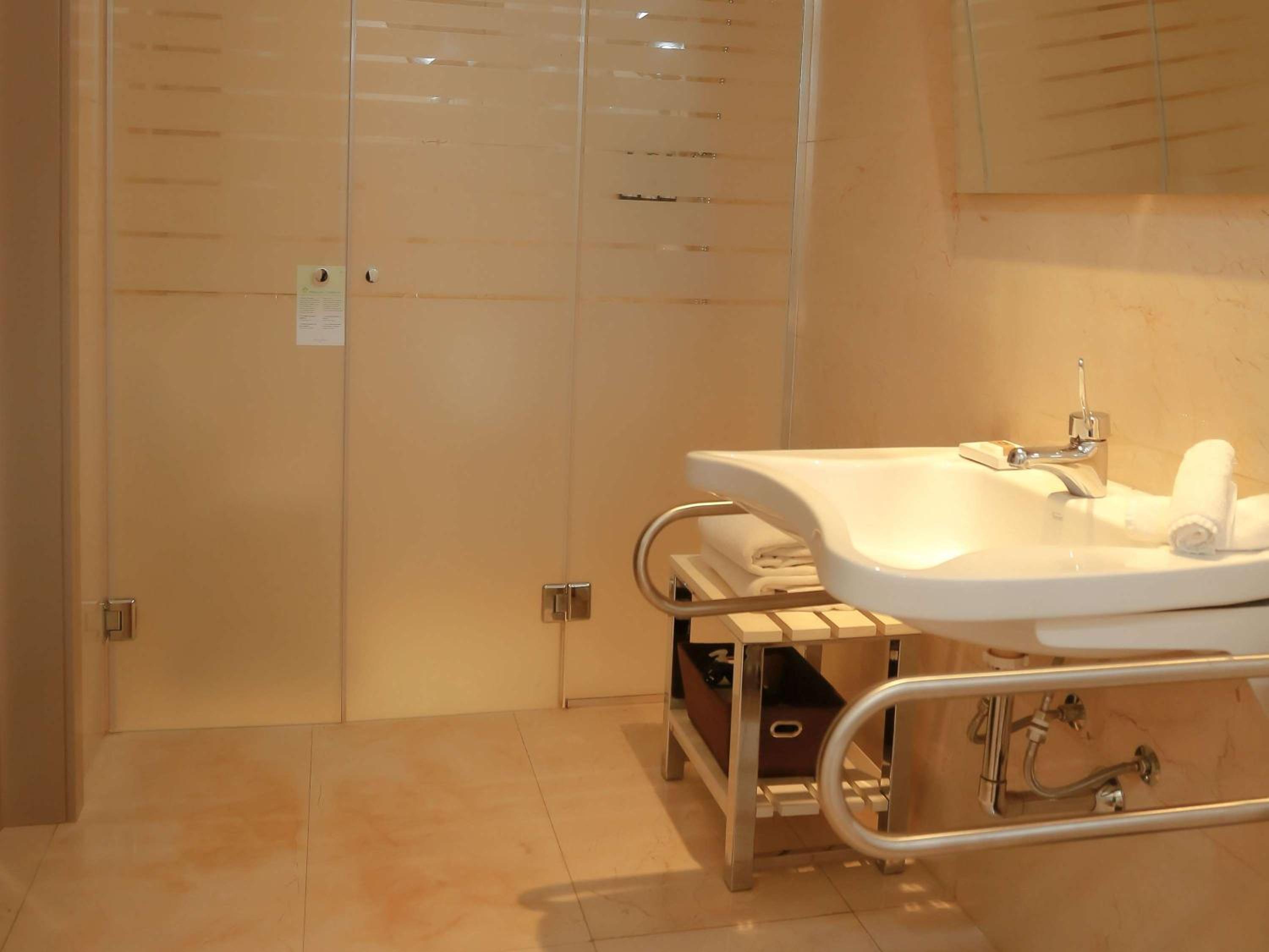 Deluxe Queen Suite with Park View - Mobility Accessible