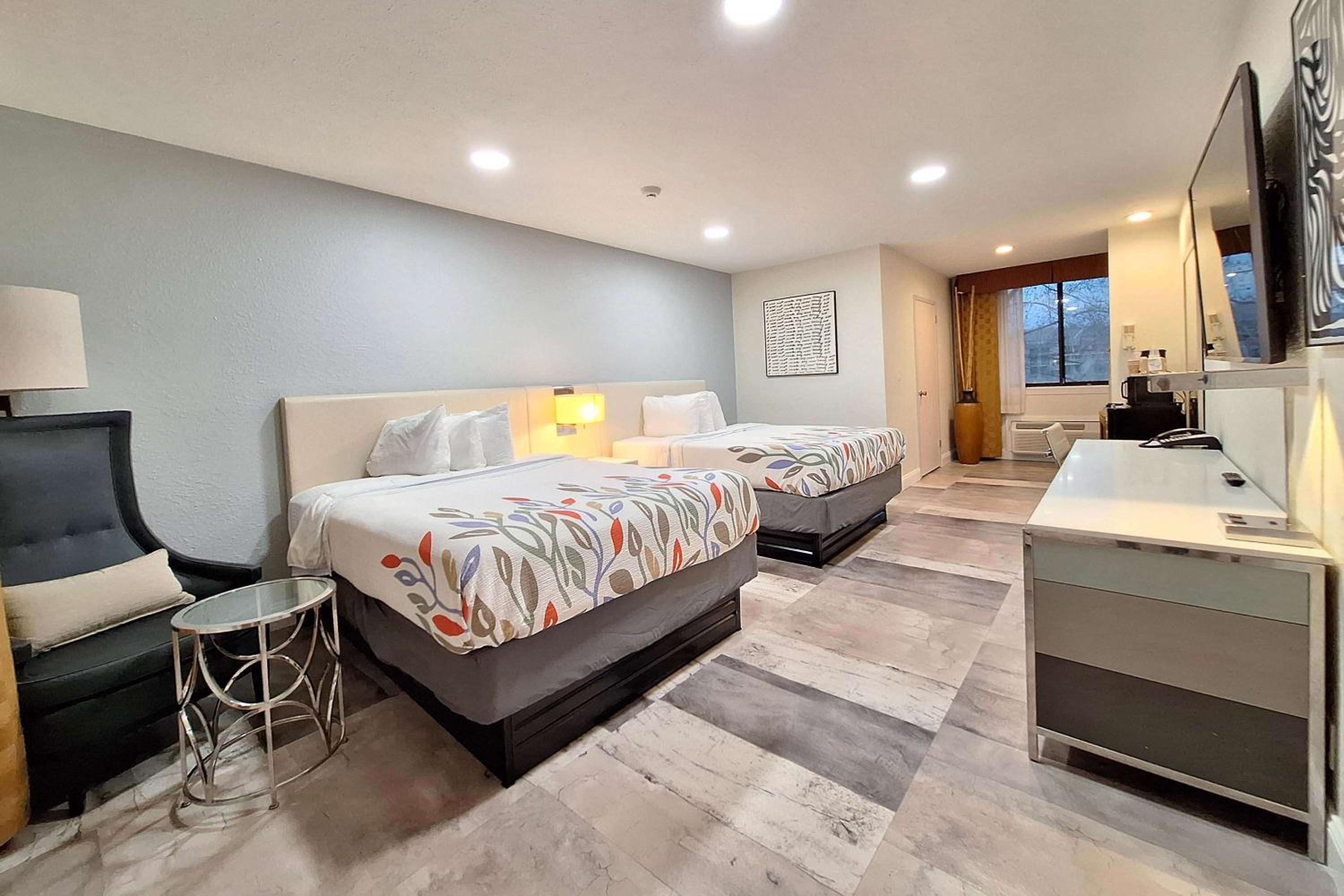 Queen Room with Two Queen Beds - Mobility Access/Non-Smoking - Photo 1