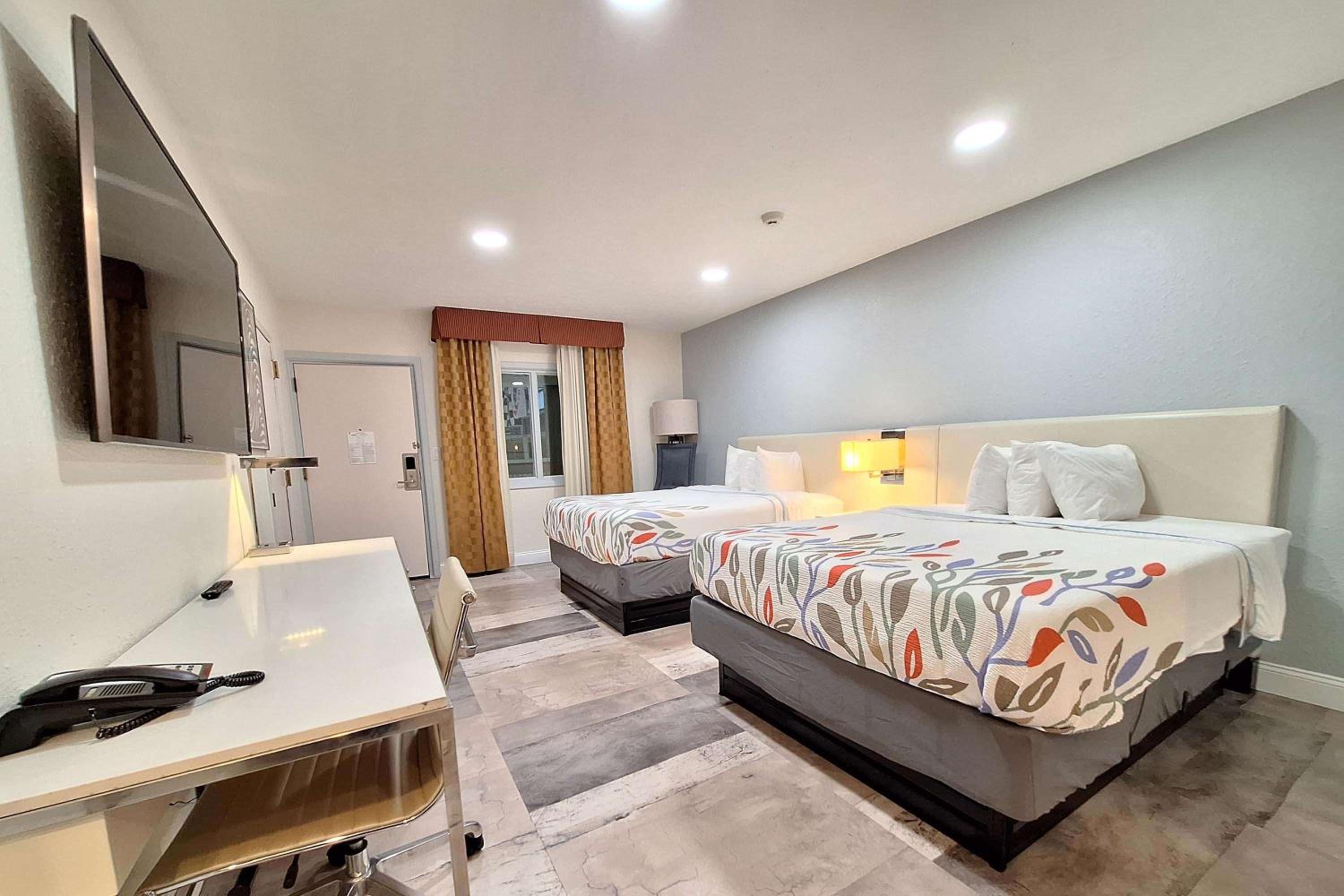 Queen Room with Two Queen Beds - Non-Smoking - Photo 1