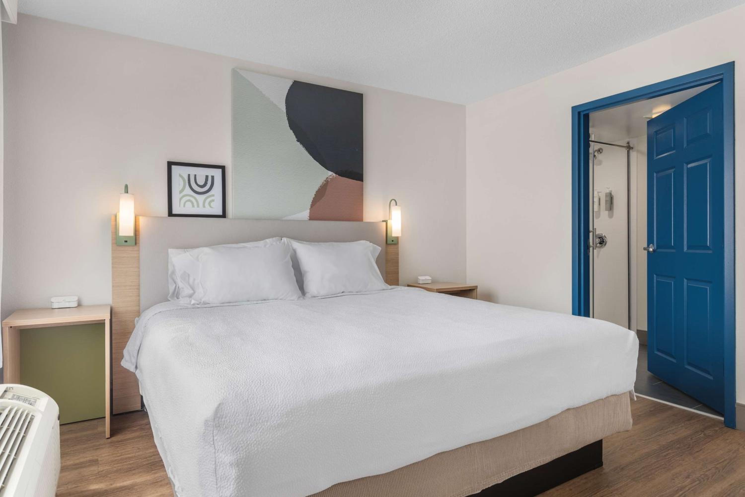 One-Bedroom King Suite - Photo 2
